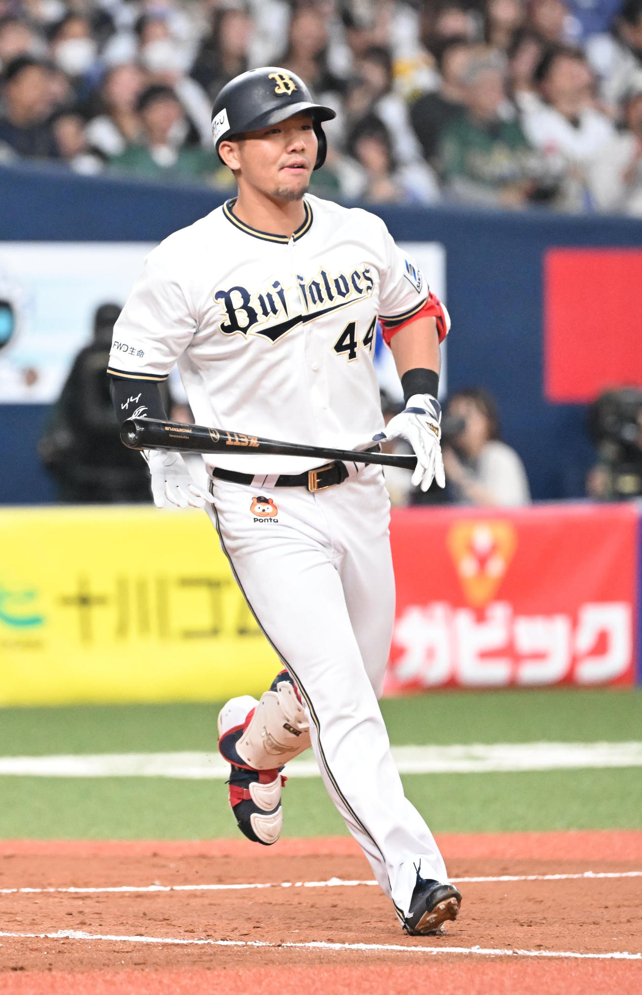 オリックス対ロッテ　8回裏オリックス2死二塁、一直に倒れる頓宮（撮影・和賀正仁）