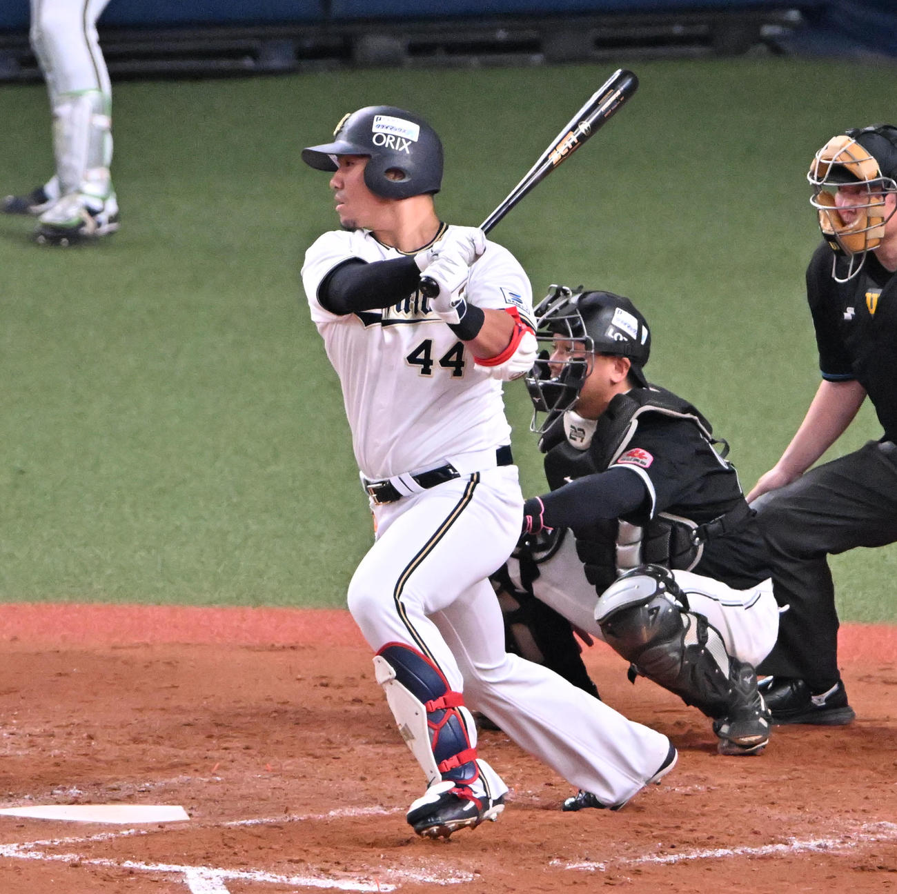 オリックス対ロッテ　8回裏オリックス2死二塁、一直に倒れる頓宮（撮影・石井愛子）