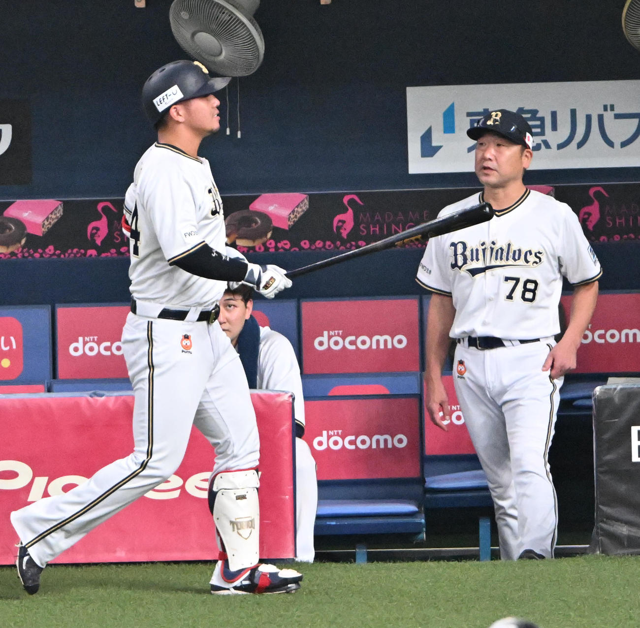 オリックス対ロッテ　8回裏オリックス2死二塁、打席に向かう頓宮（左）。右は中嶋監督（撮影・石井愛子）