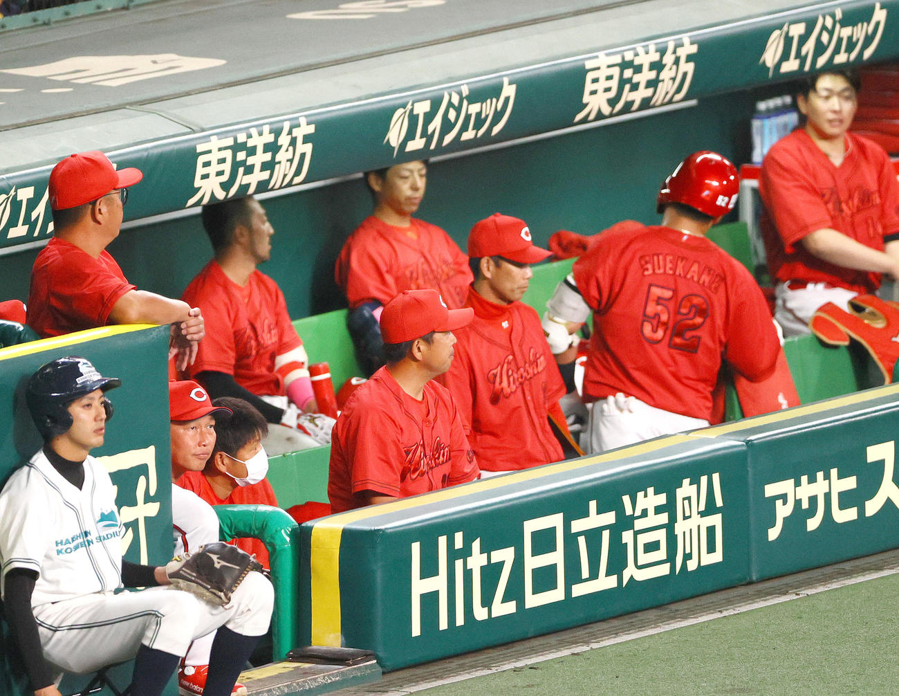 CSファイナル　阪神対広島　7回表広島無死一塁、末包（右から2人目）が投直併殺に倒れ、グラウンドを見つめる新井監督（左から2人目）（撮影・上山淳一）
