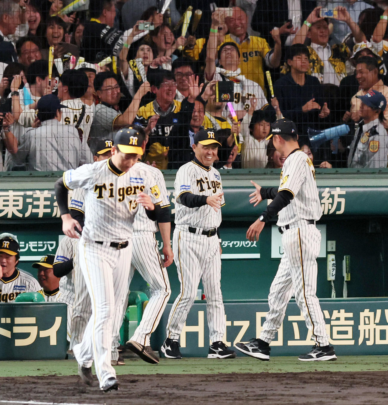 阪神対広島　広島にサヨナラで勝利し笑顔でナインと握手する岡田監督（撮影・加藤哉）