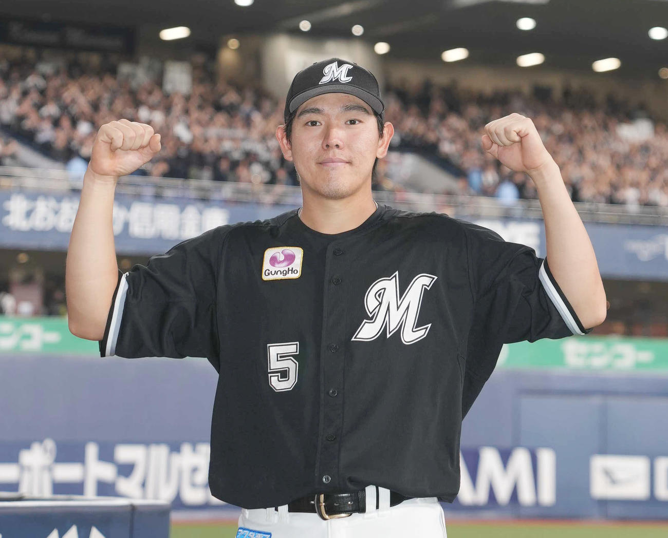 オリックス対ロッテ　ヒーローインタビュー後、記念撮影をする安田（撮影・狩俣裕三）