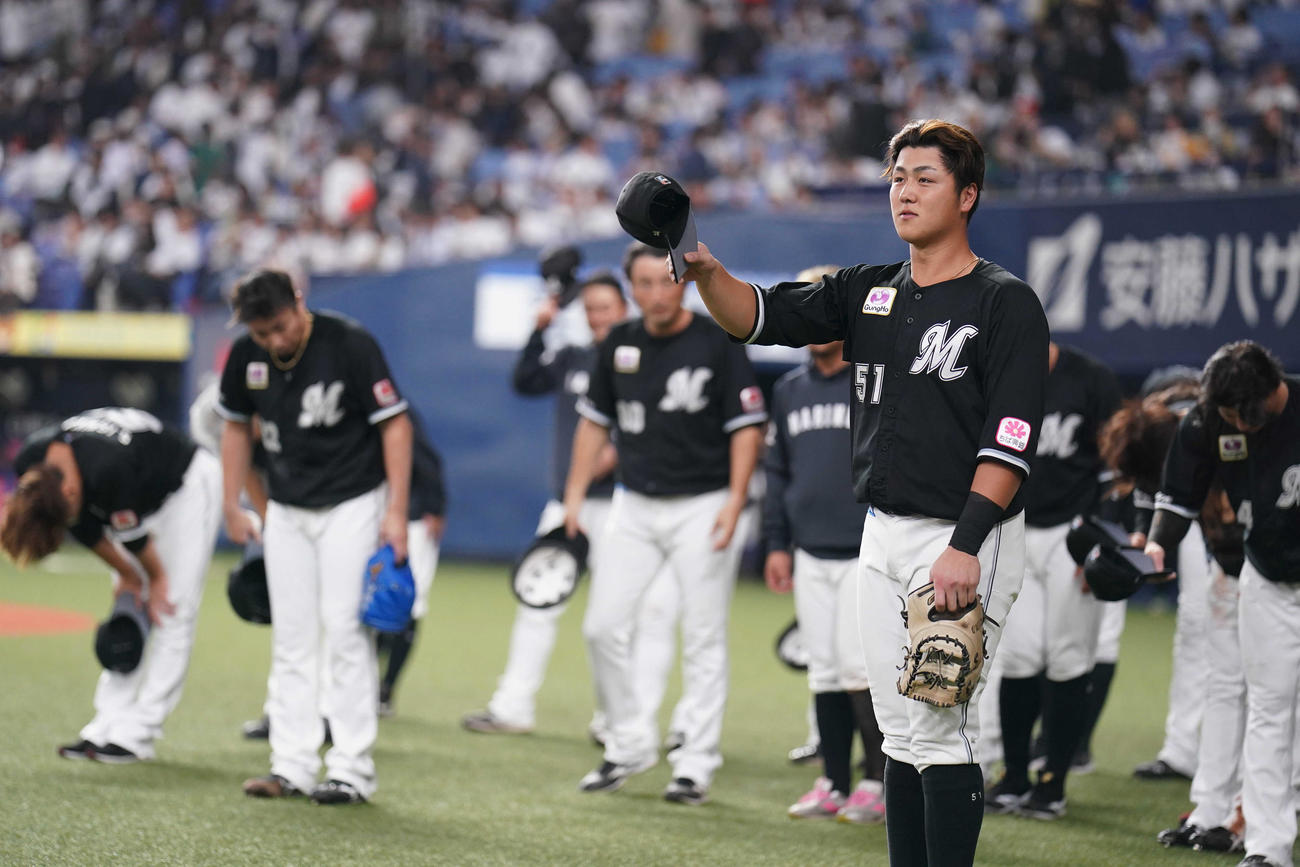 オリックス対ロッテ　試合後、ファンにあいさつする山口（右）らロッテの選手たち（撮影・狩俣裕三）