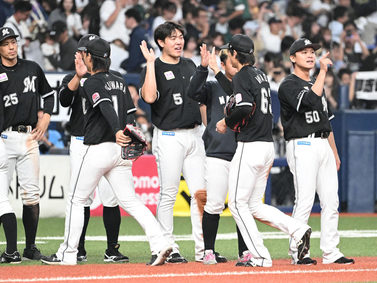 オリックス対ロッテ　オリックスに勝利しないをハイタッチで迎える安田（中央）らロッテナイン（撮影・和賀正仁）