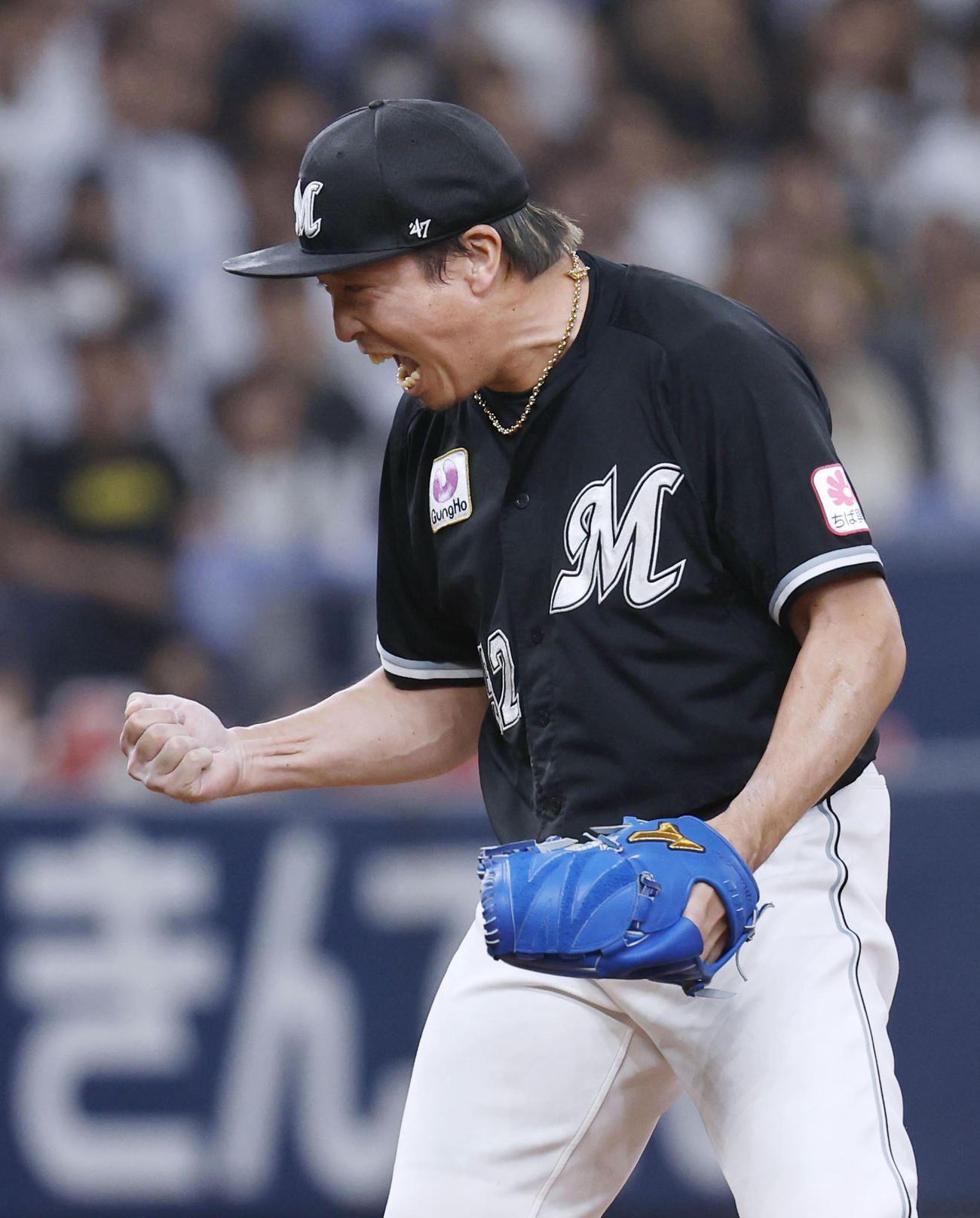 9回、オリックスのセデーニョを空振り三振に仕留めて試合を締め、ガッツポーズするロッテ・益田（共同）