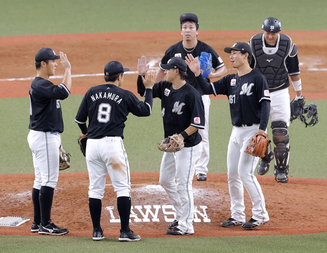 オリックスに逆転勝ちし、タッチを交わすロッテナイン（共同）