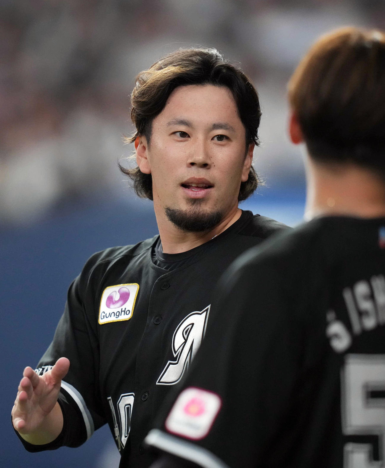 オリックス対ロッテ　6回裏を抑え、笑顔を見せるロッテ2番手の西村（撮影・狩俣裕三）