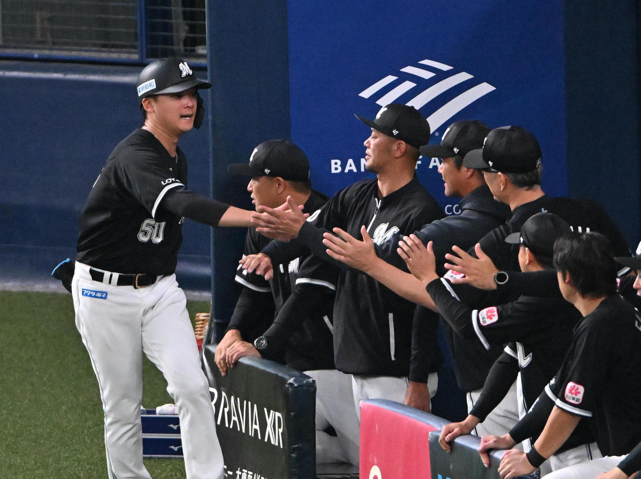 オリックス対ロッテ　6回表ロッテ2死一、二塁、岡の適時打で生還する石川慎（左）（撮影・石井愛子）