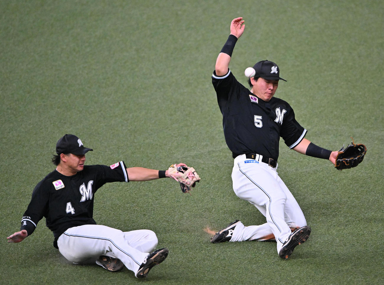 オリックス対ロッテ　6回裏オリックス1死一塁、福田の打球を捕球しようとする（左から）藤岡、安田（撮影・石井愛子）