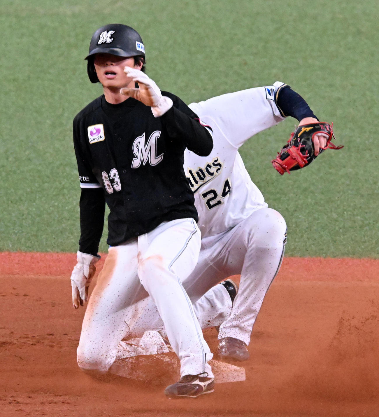 オリックス対ロッテ　9回表ロッテ無死一塁、代走の和田は二塁盗塁に成功（撮影・前岡正明）
