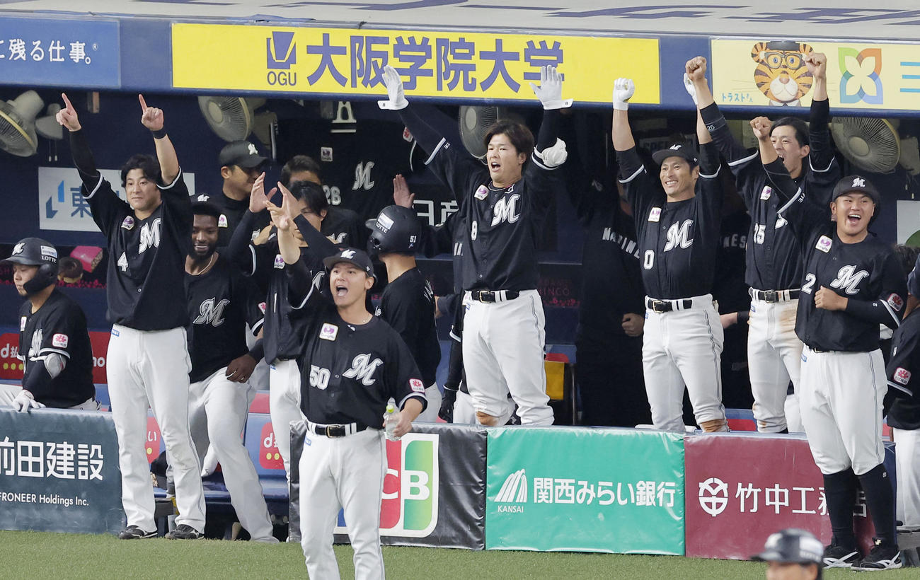 9回、安田の同点二塁打に盛り上がるロッテベンチ（共同）