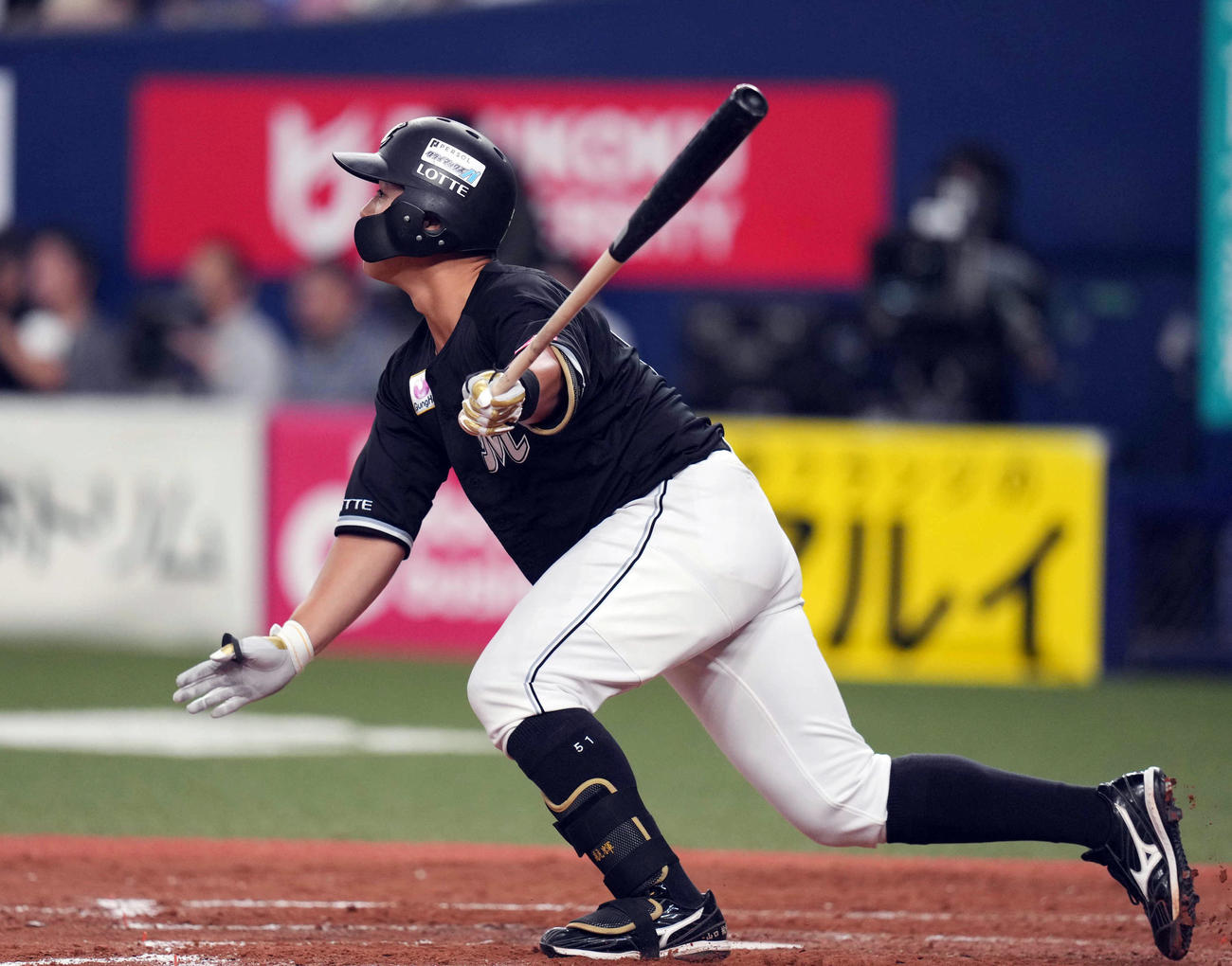 オリックス対ロッテ　9回表ロッテ1死三塁、犠飛を放つ山口（撮影・狩俣裕三）