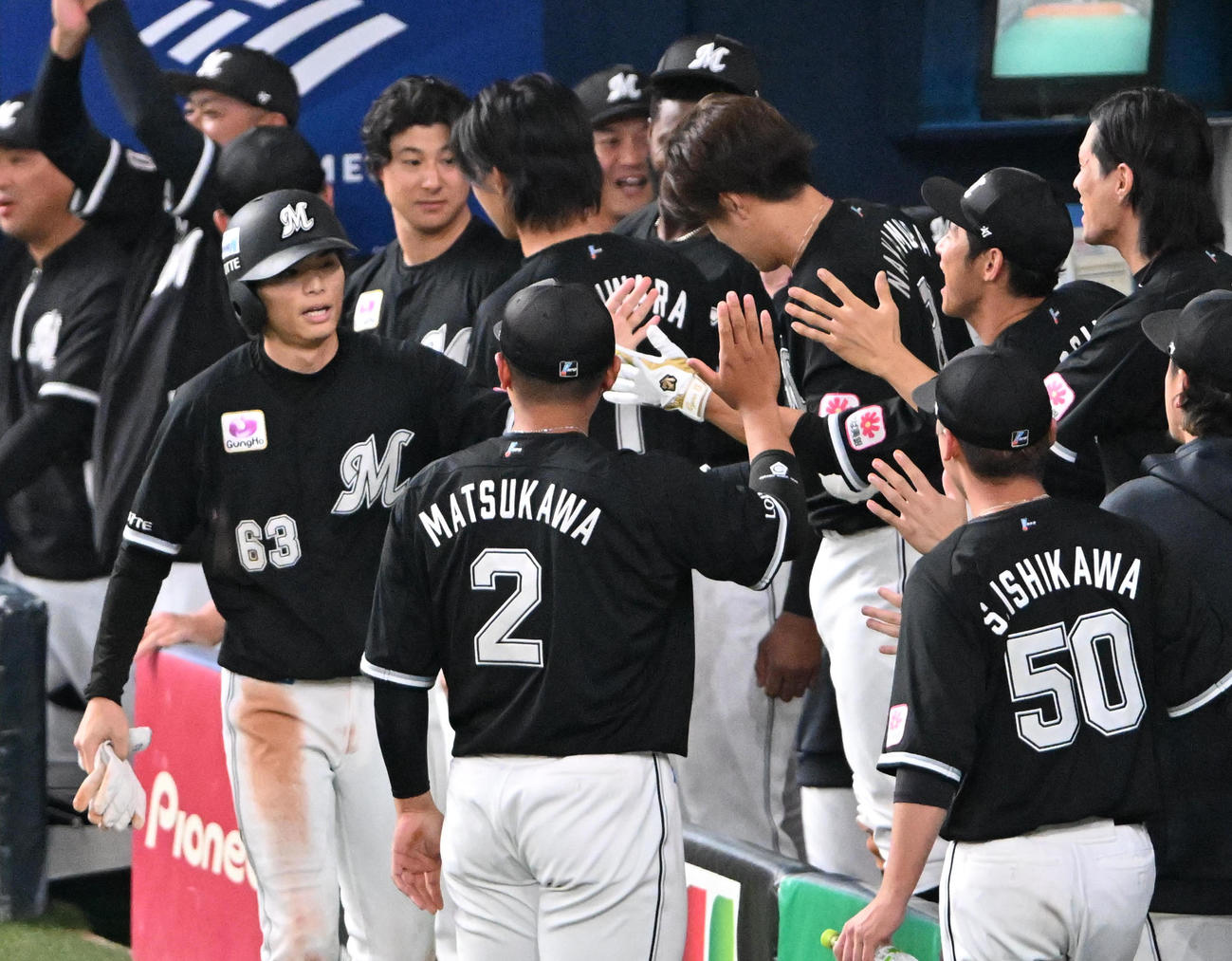 オリックス対ロッテ　9回表ロッテ無死二塁、ナインに迎えらる和田（左）（撮影・石井愛子）