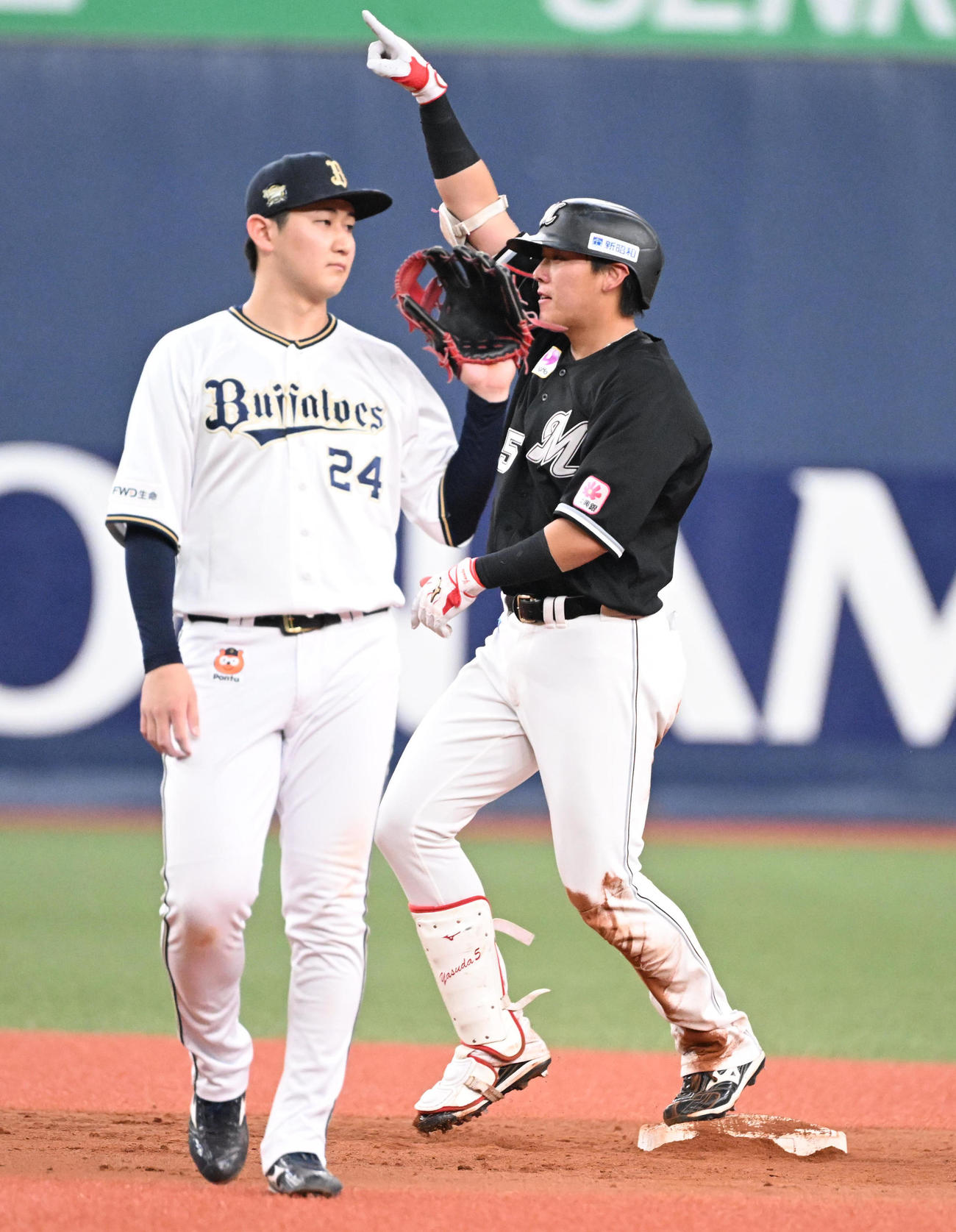 オリックス対ロッテ　9回表ロッテ無死二塁、一塁線を破る適時二塁打を放った安田（撮影・和賀正仁）