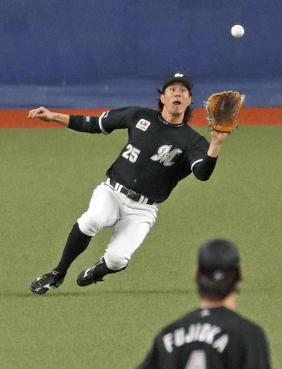 1回オリックス無死、中川圭の飛球を好捕するロッテの中堅手岡（共同）