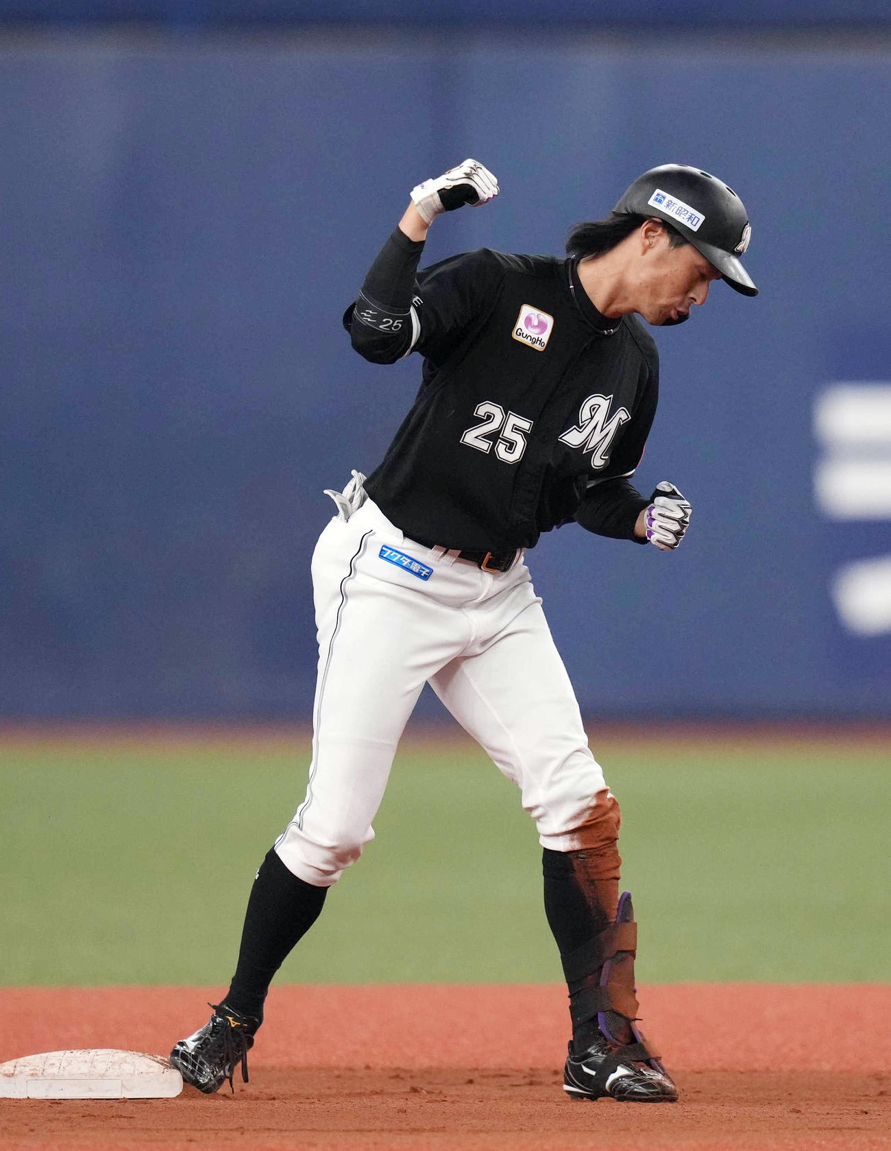 オリックス対ロッテ　6回表ロッテ2死一、二塁、適時二塁打を放ち、ガッツポーズを決める岡（撮影・狩俣裕三）