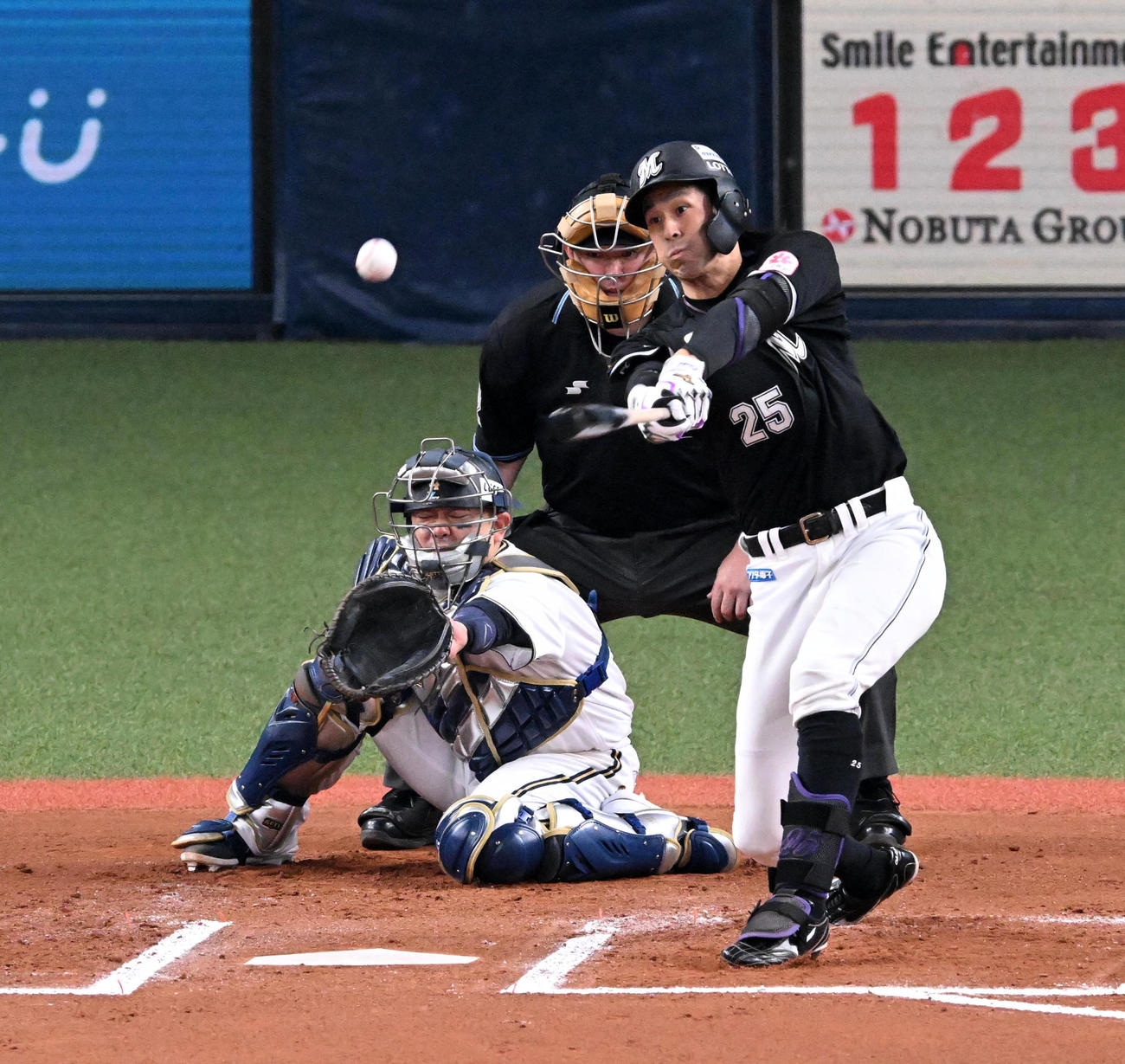 オリックス対ロッテ　6回表ロッテ2死一、二塁、岡は左適時二塁打を放つ（撮影・前岡正明）
