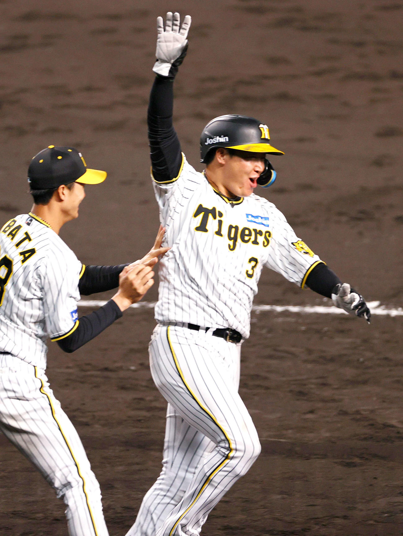 CSファイナル　阪神対広島　9回裏阪神2死満塁、大山（右）は木浪の右前適時打でサヨナラ生還し喜ぶ。左は小幡（撮影・上山淳一）