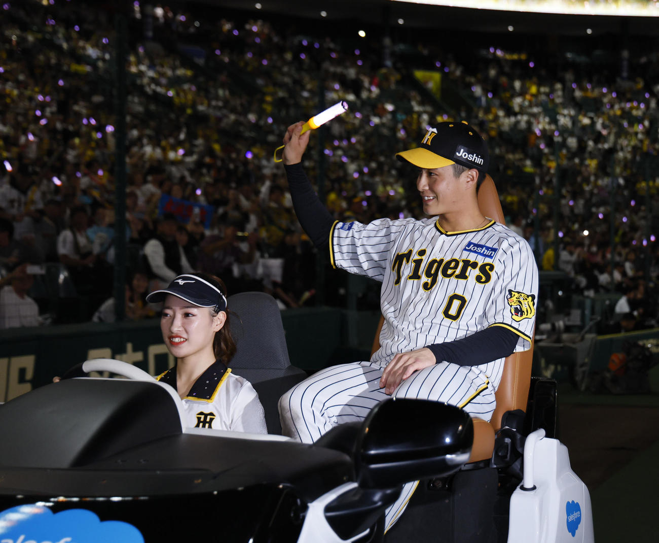 阪神対広島　リリーフカーに乗って、ファンに手を振る阪神木浪（撮影・藤尾明華）