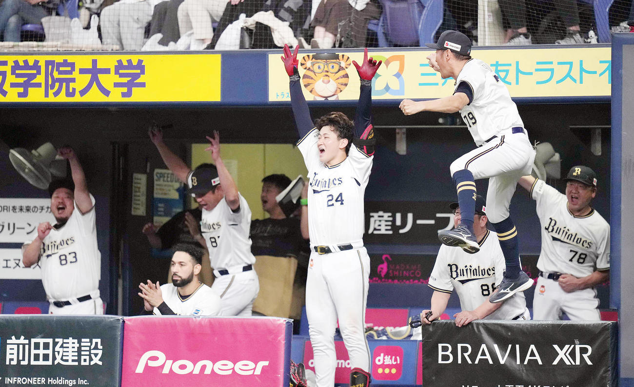 オリックス対ロッテ　7回裏オリックス2死一塁、セデーニョが2点本塁打を放ち、ガッツポーズで喜ぶ中嶋聡監督（右端）らオリックスベンチ（撮影・狩俣裕三）