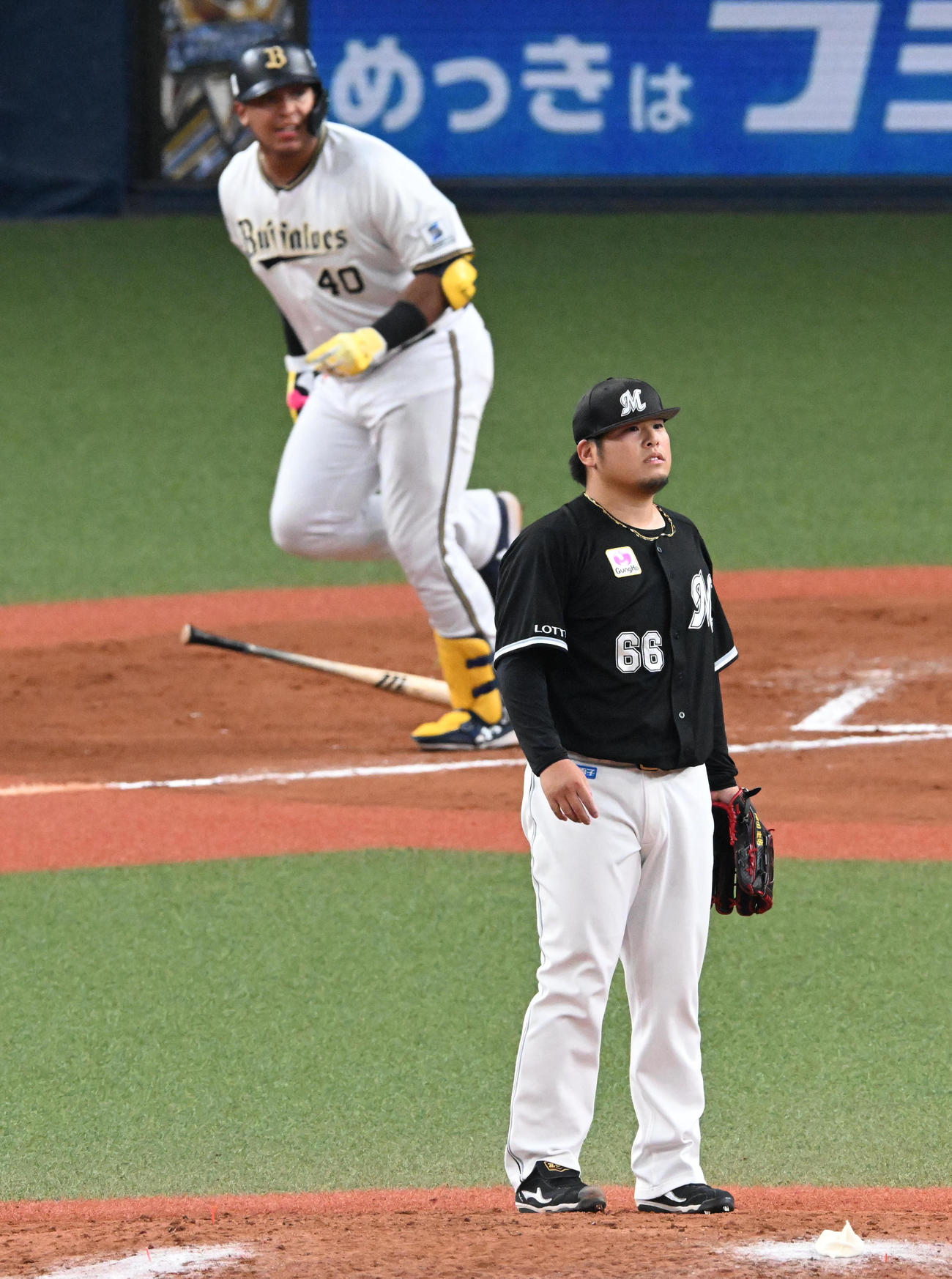 オリックス対ロッテ　7回裏オリックス2死一塁、セデーニョに左越え2点本塁打を打たれ肩を落とす沢田（撮影・前岡正明）