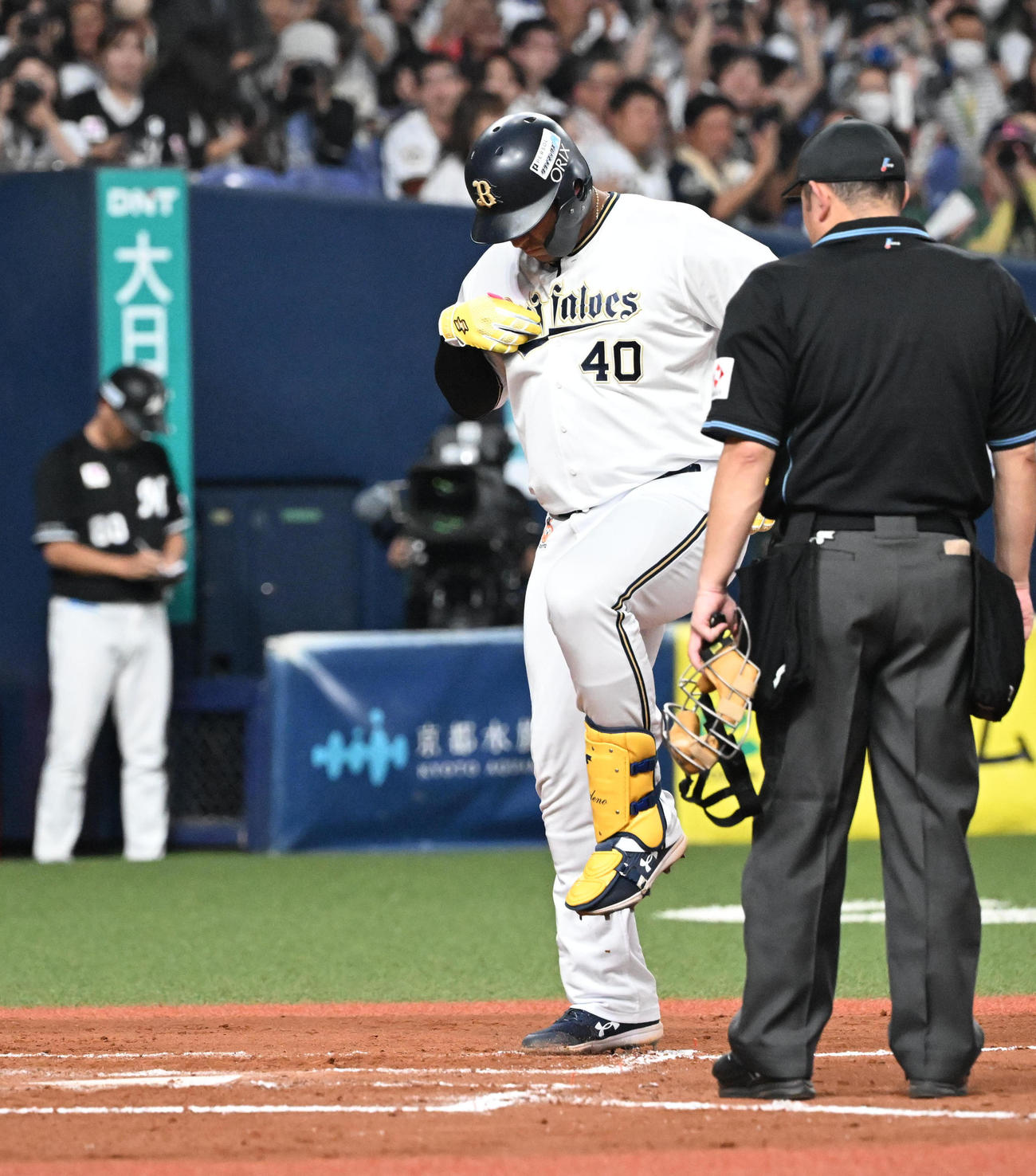 オリックス対ロッテ　7回裏オリックス2死一塁、左越えに逆転となる2点本塁打を放ち生還するセデーニョ（撮影・和賀正仁）