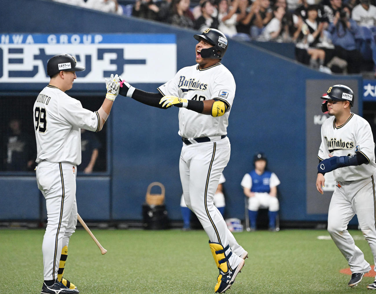オリックス対ロッテ　7回裏オリックス2死一塁、左越えに逆転となる2点本塁打を放ったセデーニョは杉本と歓喜のタッチ（撮影・和賀正仁）