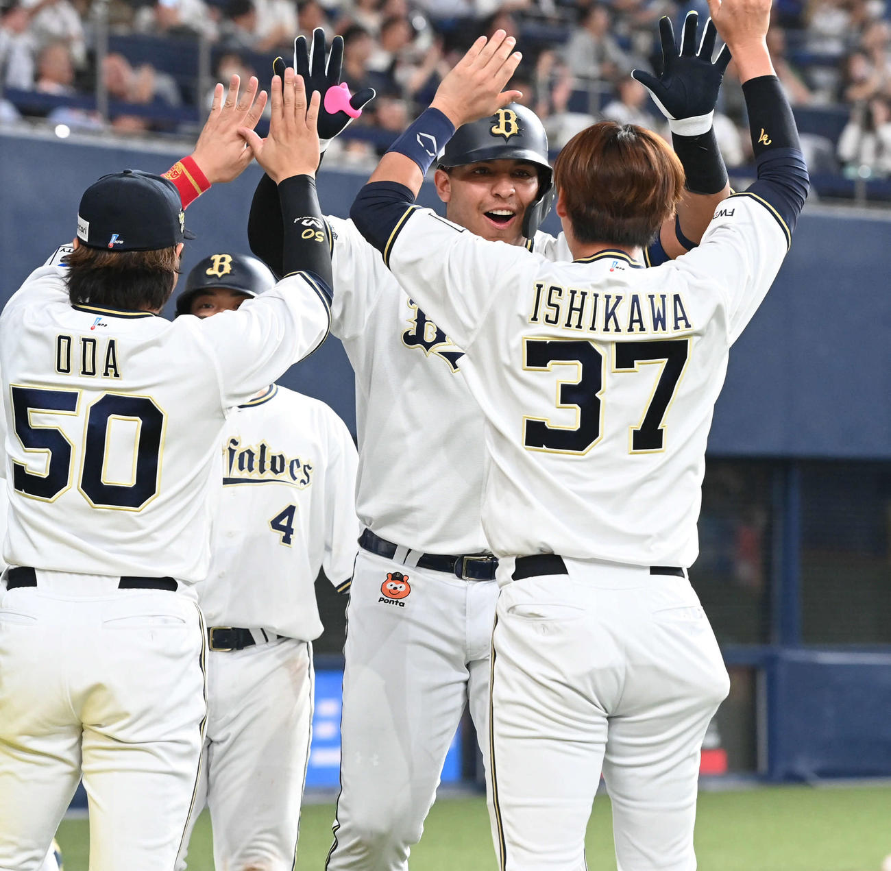 オリックス対ロッテ　7回裏オリックス2死一塁、左越えに逆転となる2点本塁打を放ったセデーニョはナインとハイタッチ（撮影・和賀正仁）