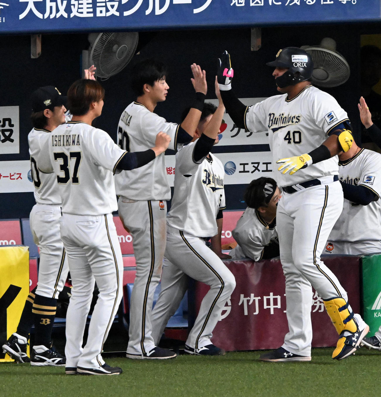 オリックス対ロッテ　7回裏オリックス2死一塁、左越え2点本塁打を放ったセデーニョ（右）を迎えるオリックスナイン（撮影・前岡正明）