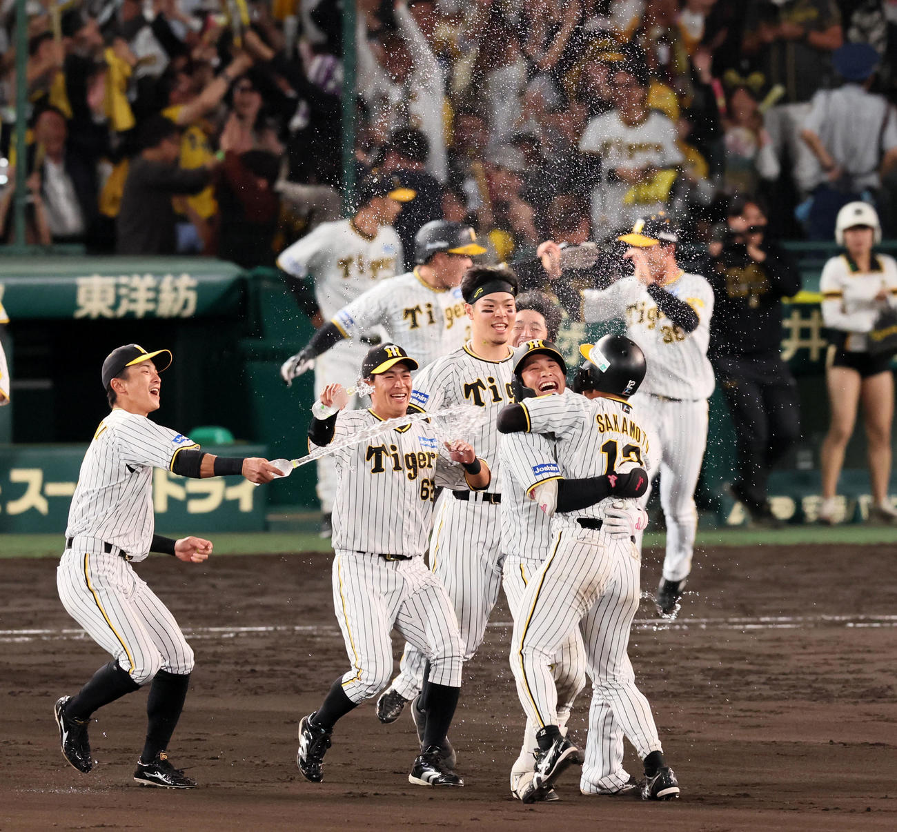 阪神対広島　9回裏阪神2死満塁、木浪は右適時打を放ちサヨナラ勝ちを決め一塁走者坂本（右）と笑顔で抱き合った（撮影・加藤哉）