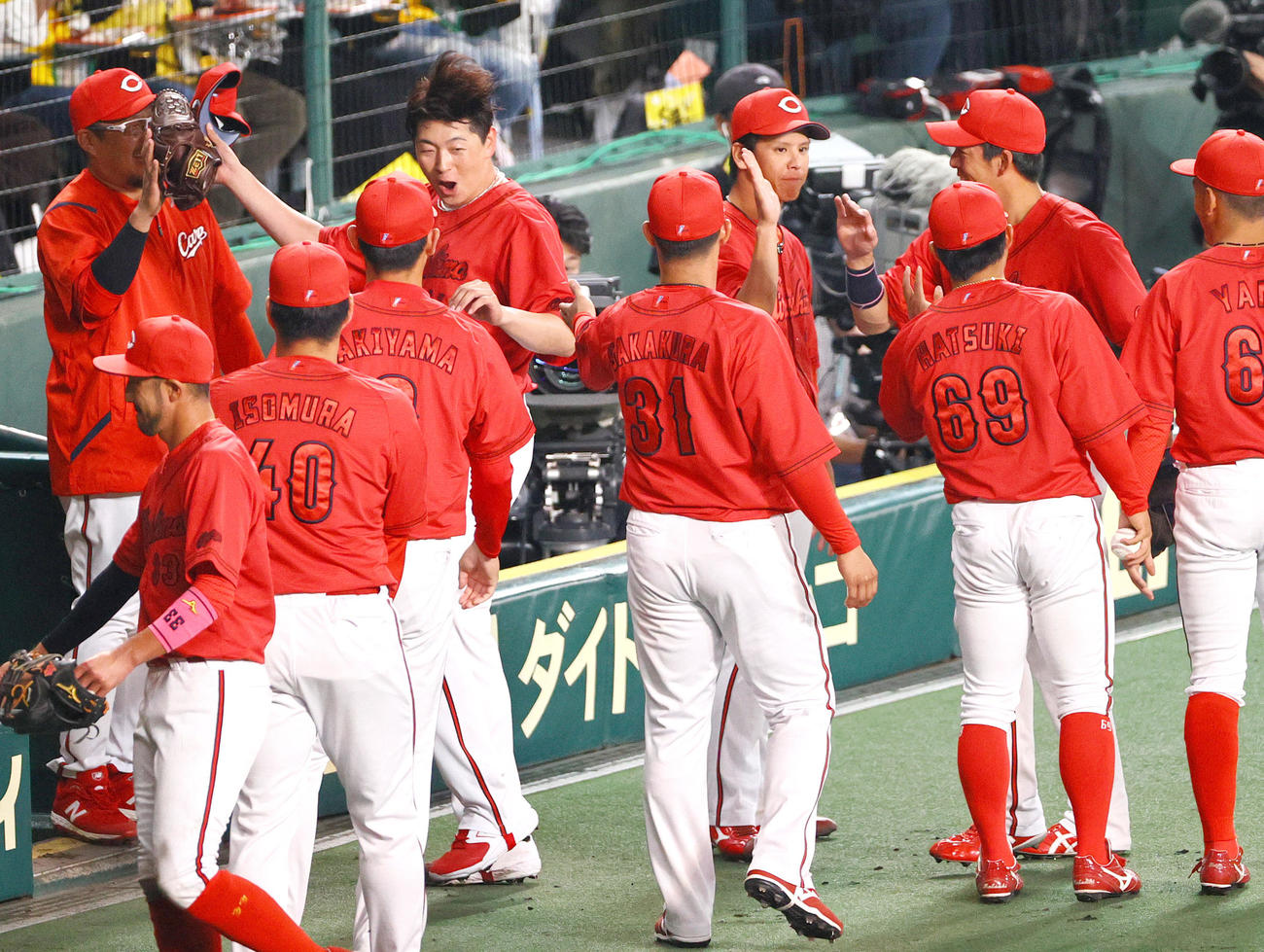 CSファイナル　阪神対広島　3回裏了後、大瀬良（左から5人目）は無失点に終えベンチのナインとタッチをかわす（撮影・上山淳一）