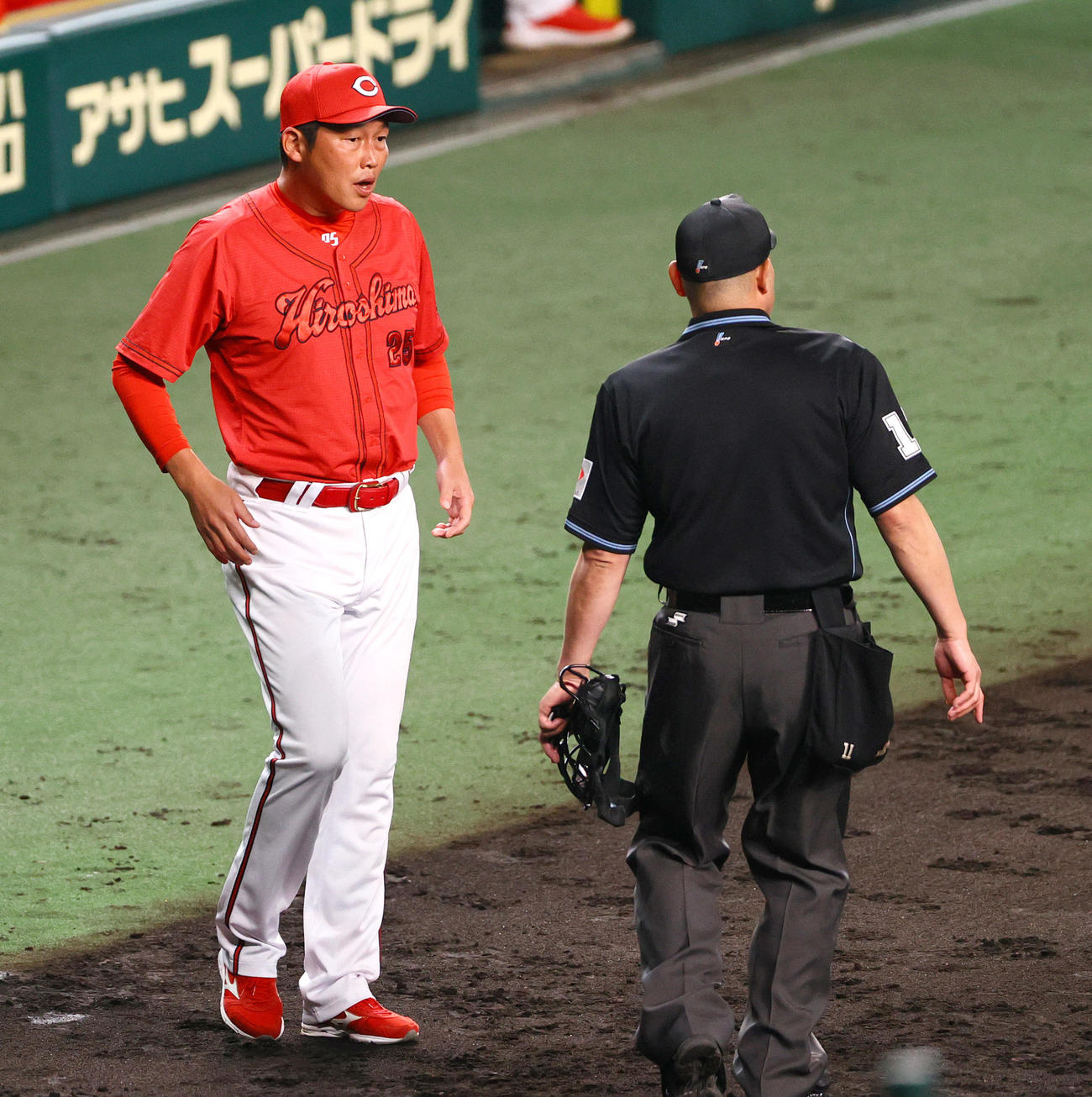 CSファイナル　阪神対広島　9回裏阪神1死二塁、打者佐藤輝を前に、守備の交代を告げる新井監督（左）（撮影・上山淳一）