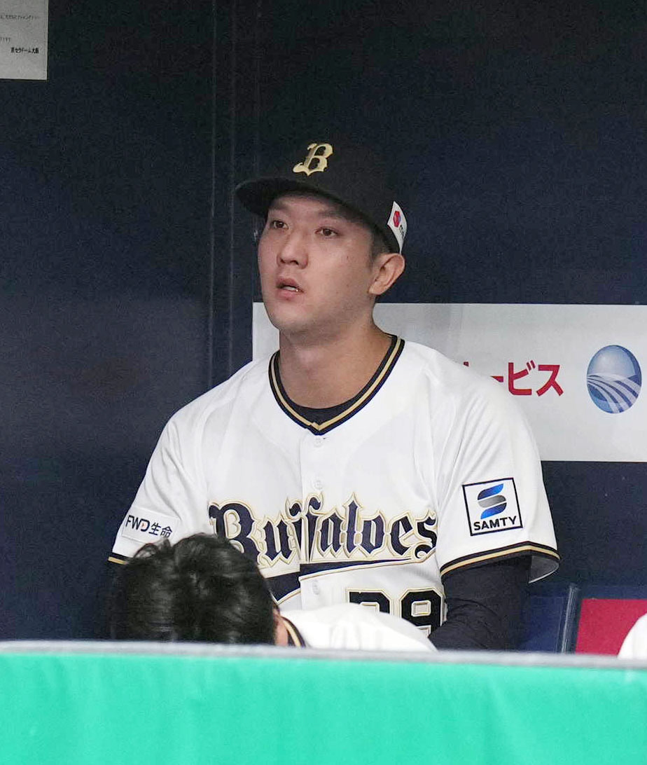 オリックス対ロッテ　6回表を終え、ベンチでぼうぜんとする田嶋（撮影・狩俣裕三）