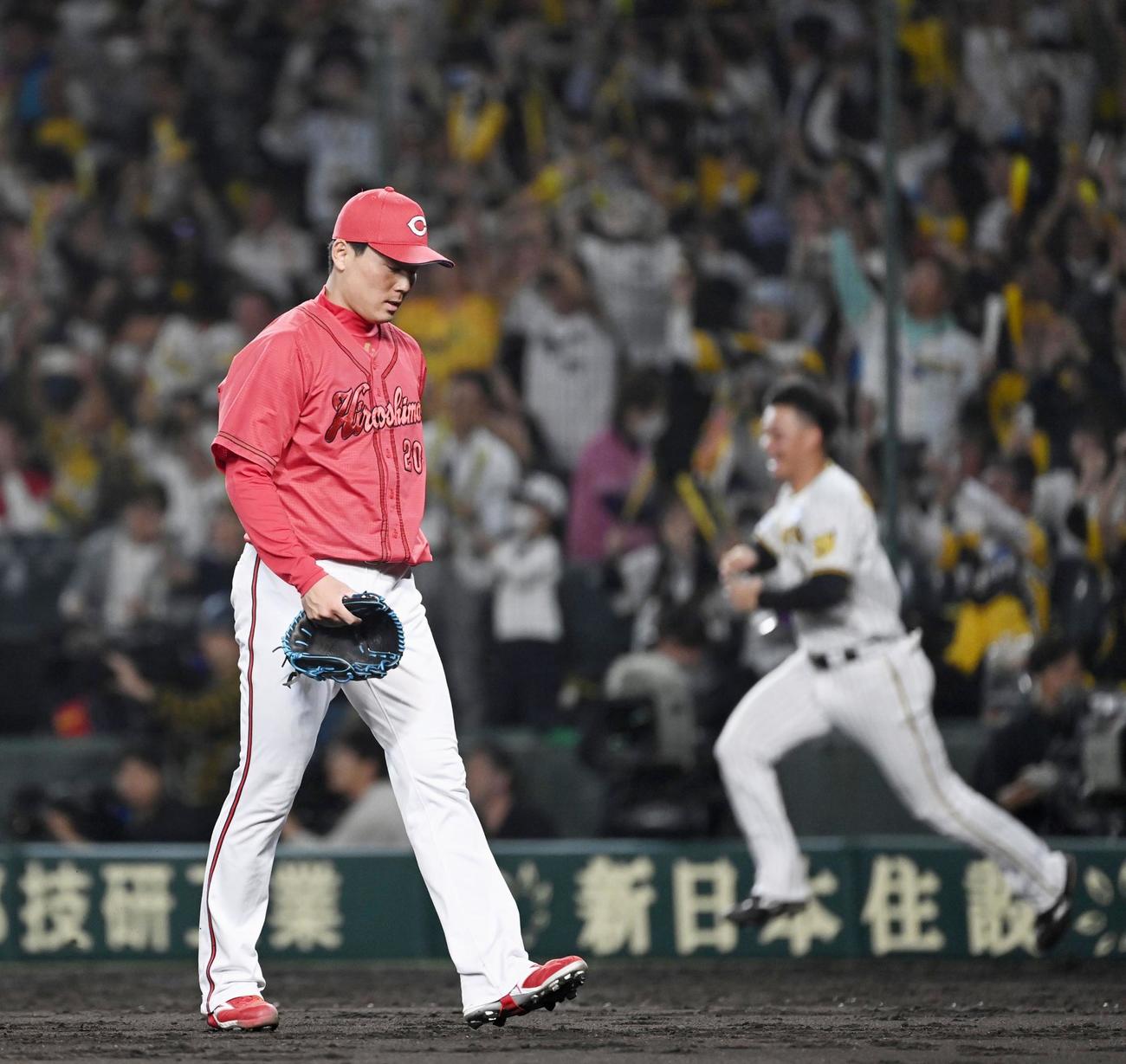 9回、阪神・木浪にサヨナラ打を浴び、引き揚げる広島・栗林（共同）