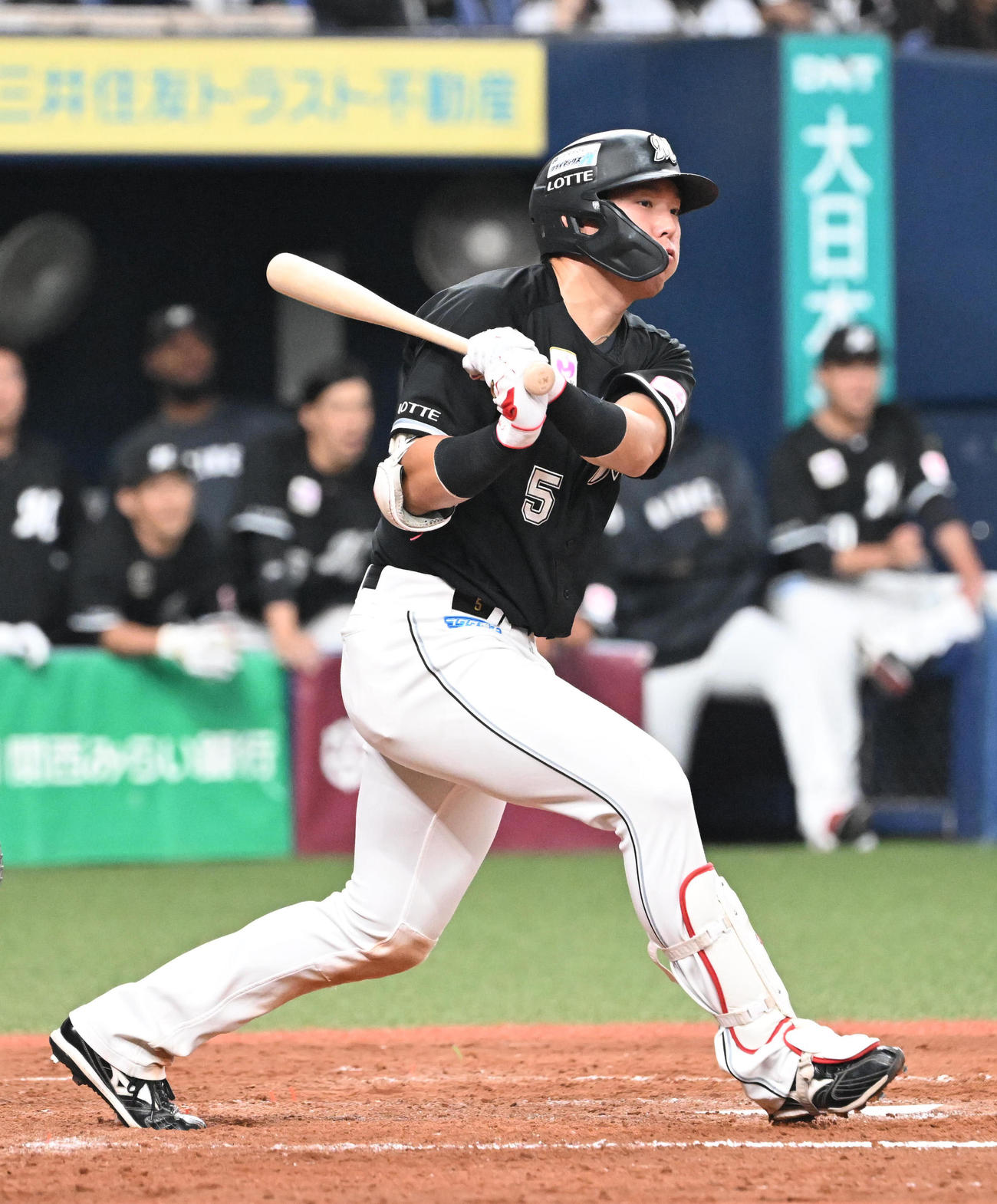 オリックス対ロッテ　9回表ロッテ無死二塁、一塁線を破る適時二塁打を放つ安田（撮影・和賀正仁）