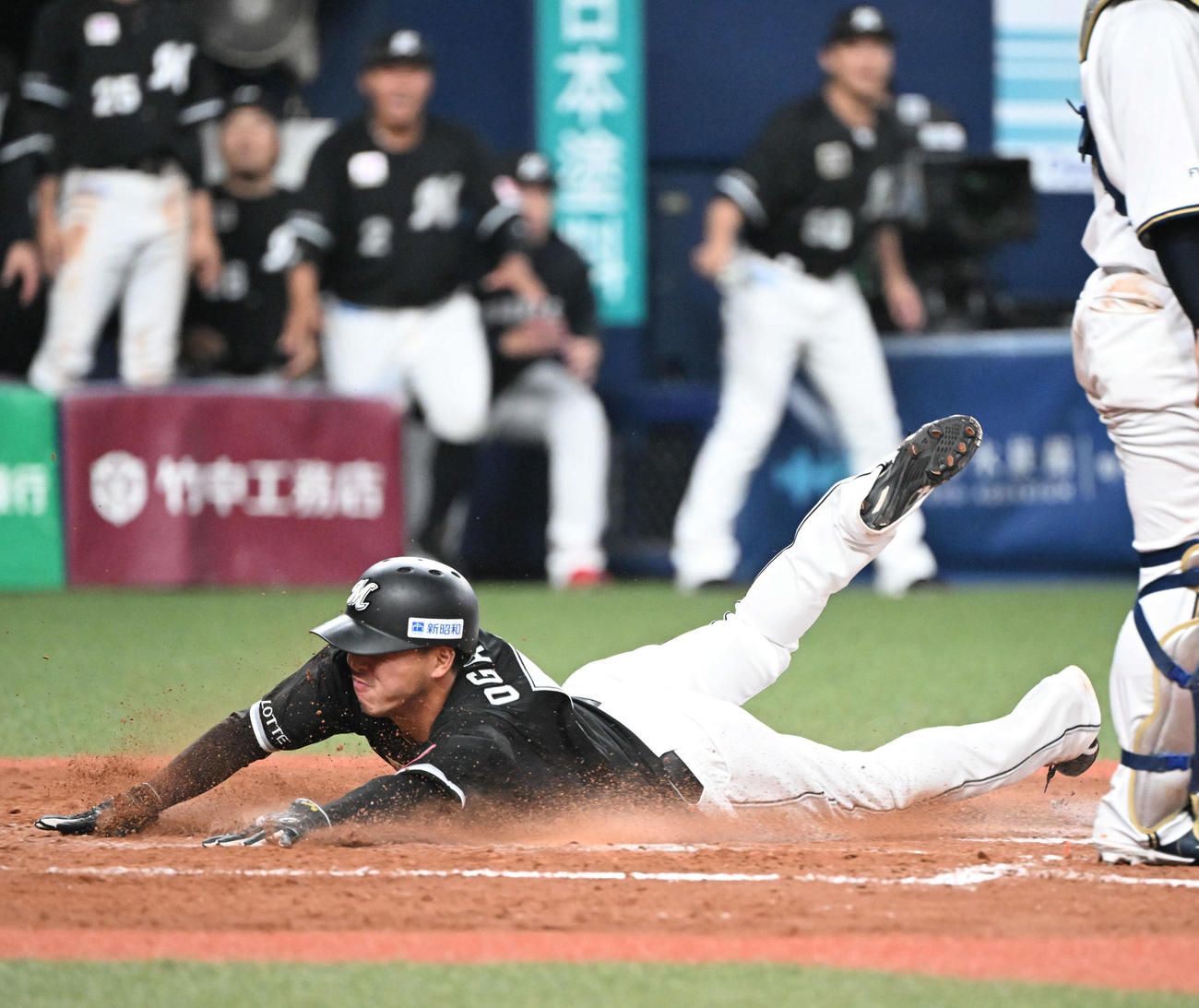 オリックス対ロッテ　9回表ロッテ1死三塁、山口の中飛で生還する荻野（撮影・和賀正仁）