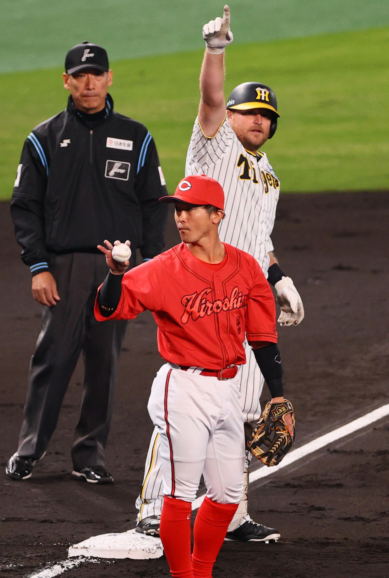 CSファイナル　阪神対広島　2回裏阪神1死一塁、右前打を放ったノイジー（右）は右翼手末包の後逸で一気に三塁に向かい喜ぶ。手前は三塁手上本（撮影・上山淳一）