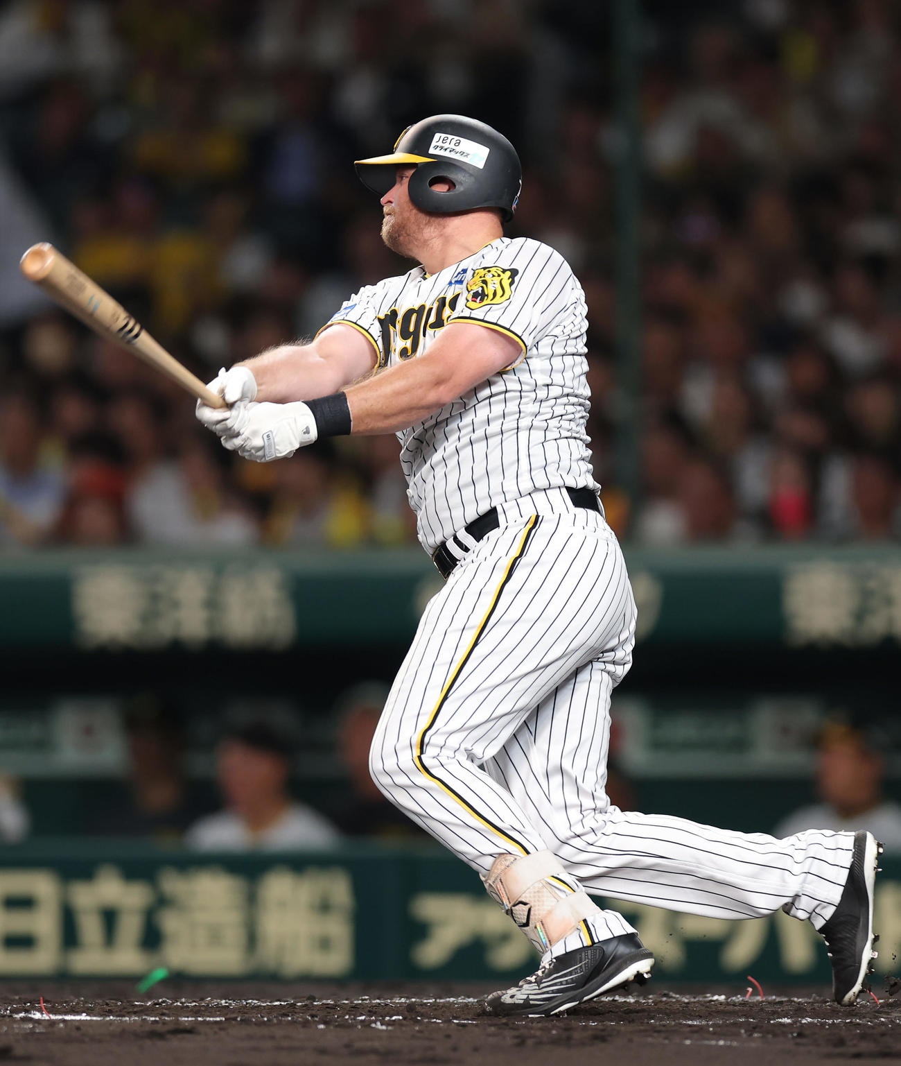 阪神対広島　2回裏阪神1死一塁、右前打を放つノイジー（撮影・前田充）