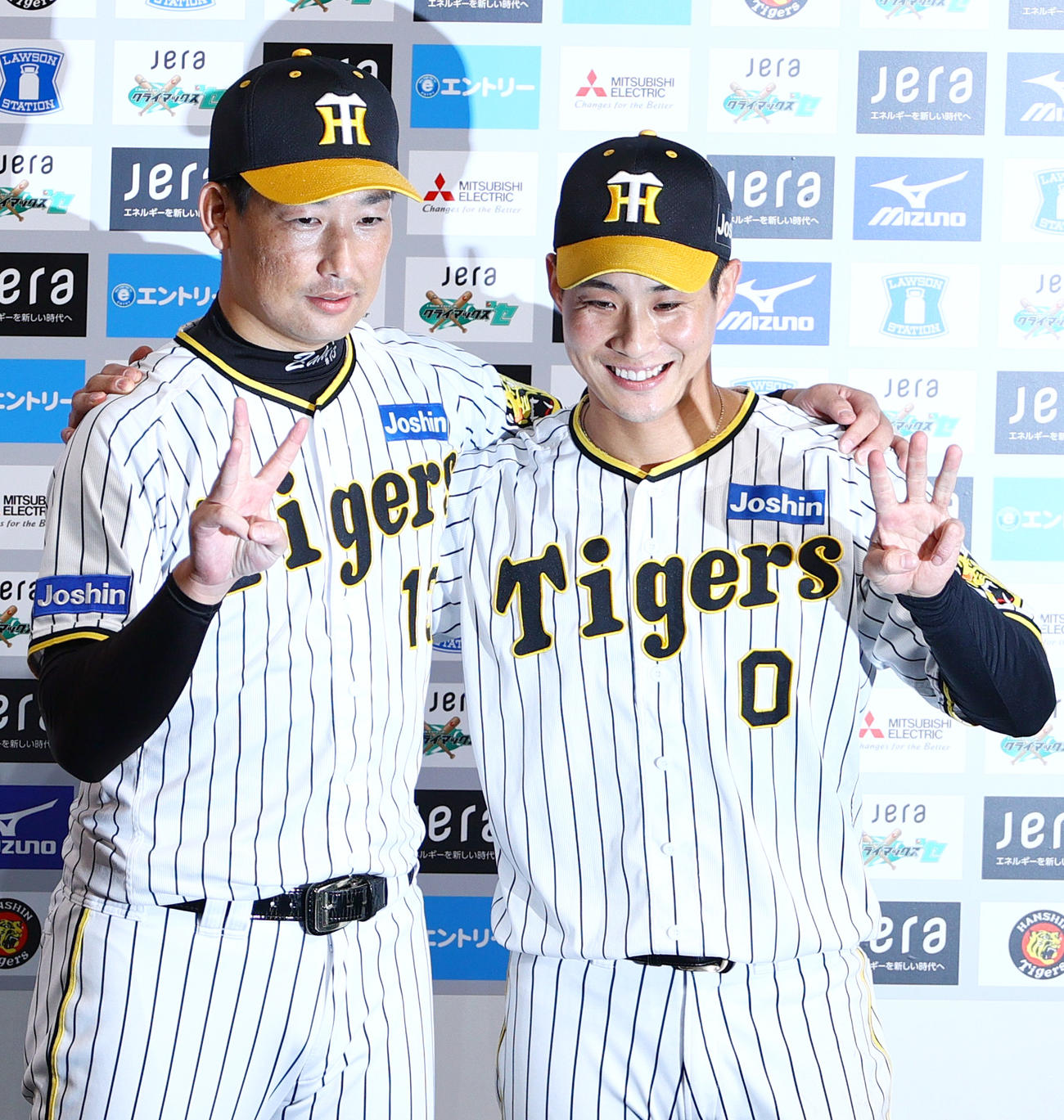 CSファイナル　阪神対広島　ヒーローインタビュー後、笑顔で記念撮影する岩崎（左）と木浪（撮影・上山淳一）
