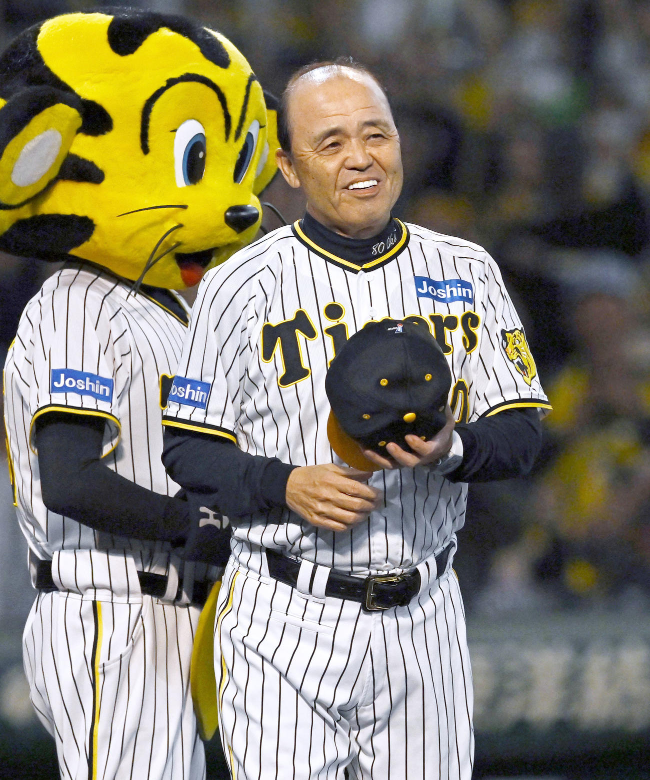広島にサヨナラ勝ちし、笑顔を見せる阪神・岡田監督（共同）