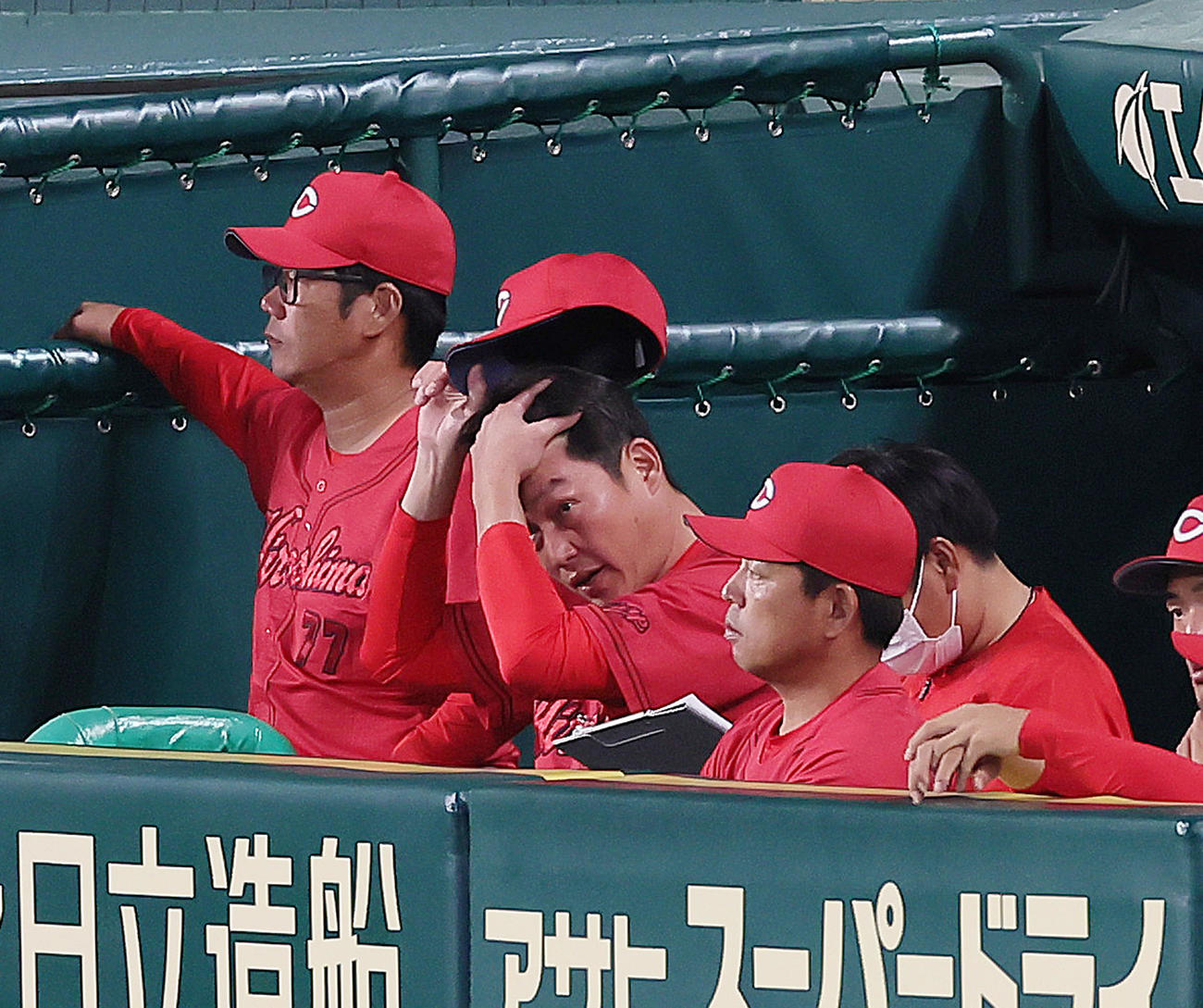 阪神対広島　ベンチで渋い顔を見せる広島新井監督（中央）（撮影・足立雅史）