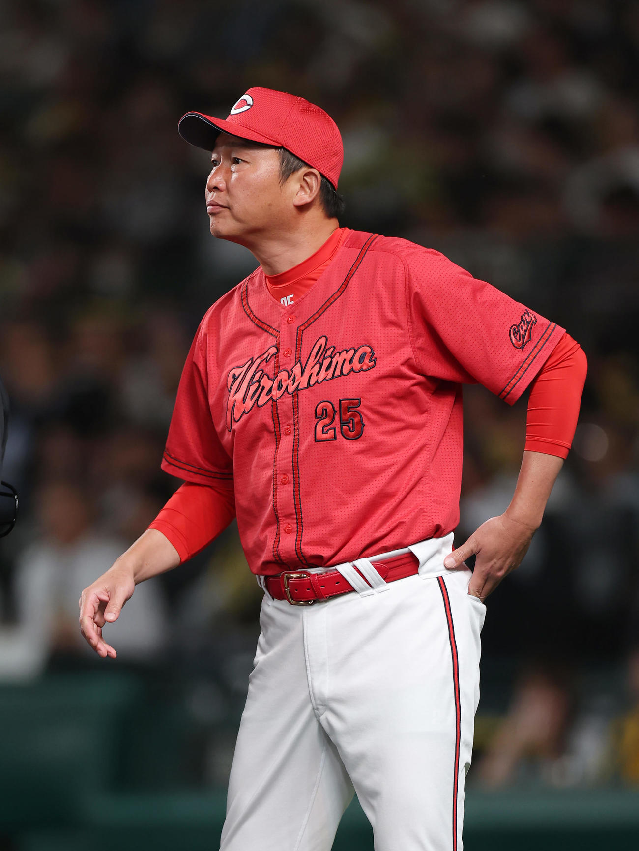 阪神対広島　8回、選手交代を告げる広島新井監督（撮影・前田充）