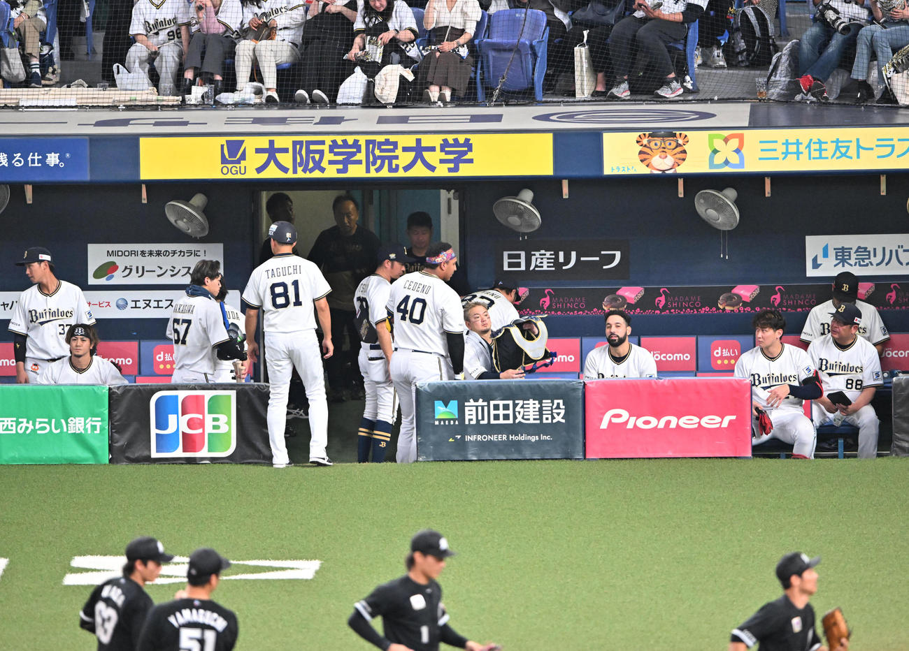 オリックス対ロッテ　ロッテに負け肩を落とすオリックスナイン（撮影・石井愛子）