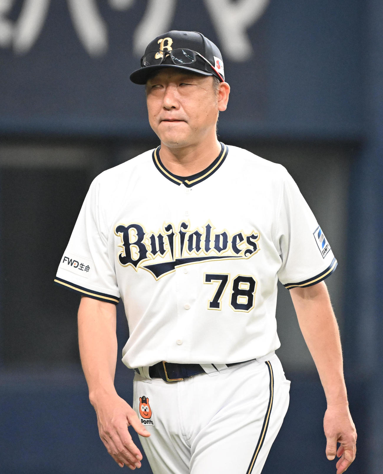 オリックス対ロッテ　7回を追え選手の交代を告げるオリックス中嶋監督（撮影・和賀正仁）