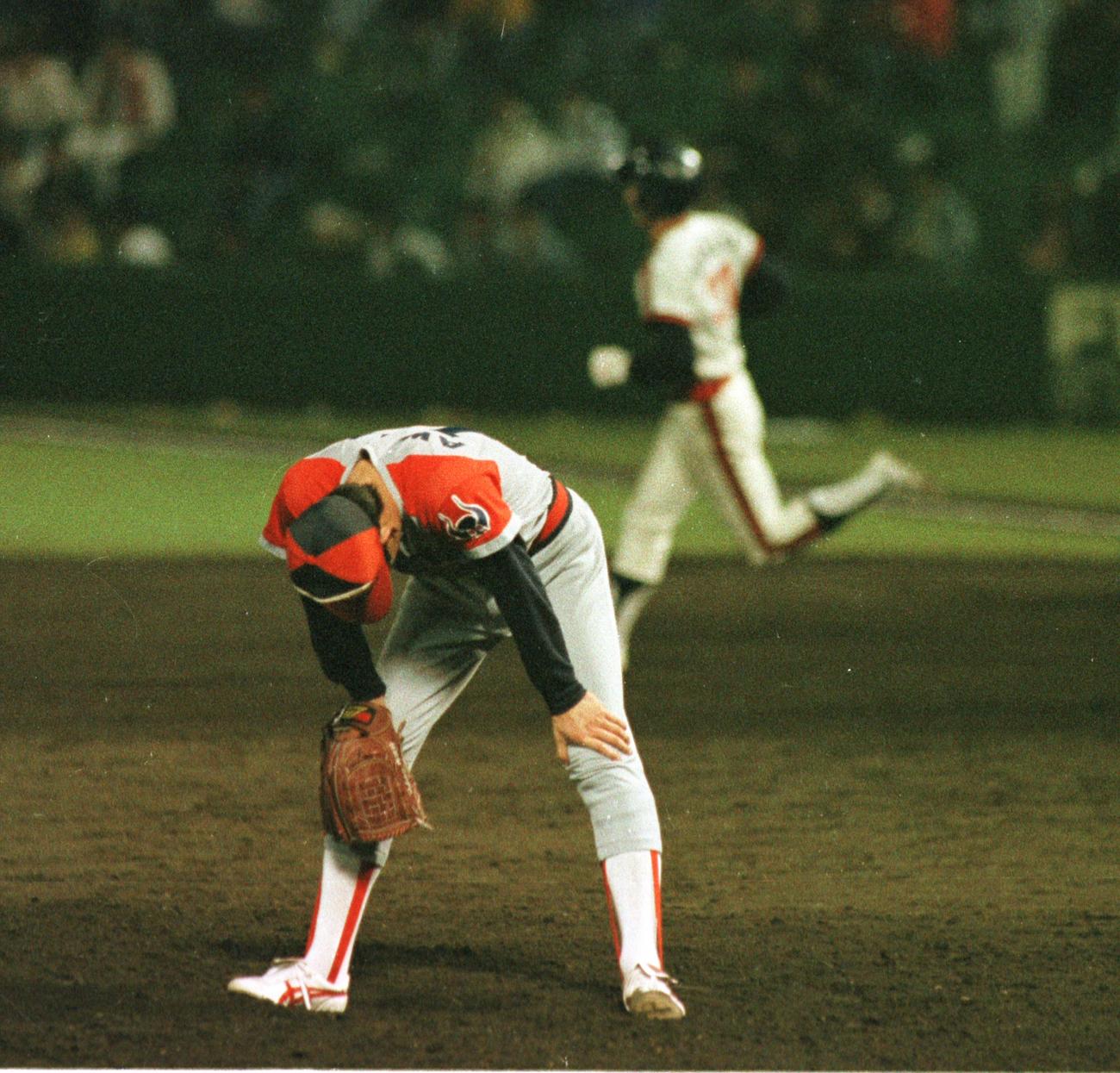 1988年10月19日、ロッテとのダブルヘッダー第2試合の8回、高沢に本塁打を浴びマウンド上でがっくりとする近鉄阿波野