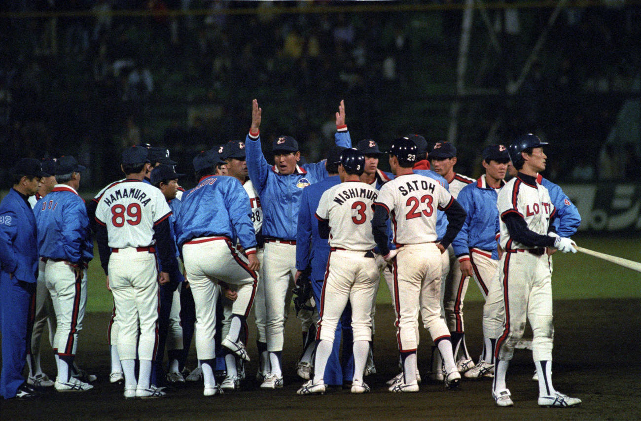1988年10月19日、近鉄とのダブルヘッダー第2戦、9回裏ロッテ無死一、二塁、二塁走者の古川がけん制死となり、有藤監督（中央）は猛抗議する。背番号3はロッテの西村