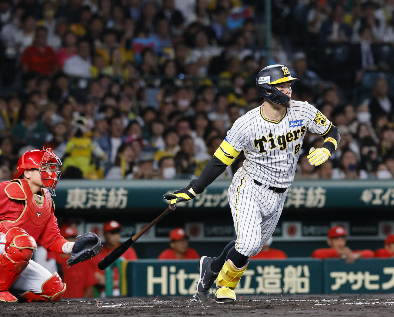 阪神対広島　2回裏阪神1死、佐藤輝はCS初安打の右前打を放つ（撮影・藤尾明華）