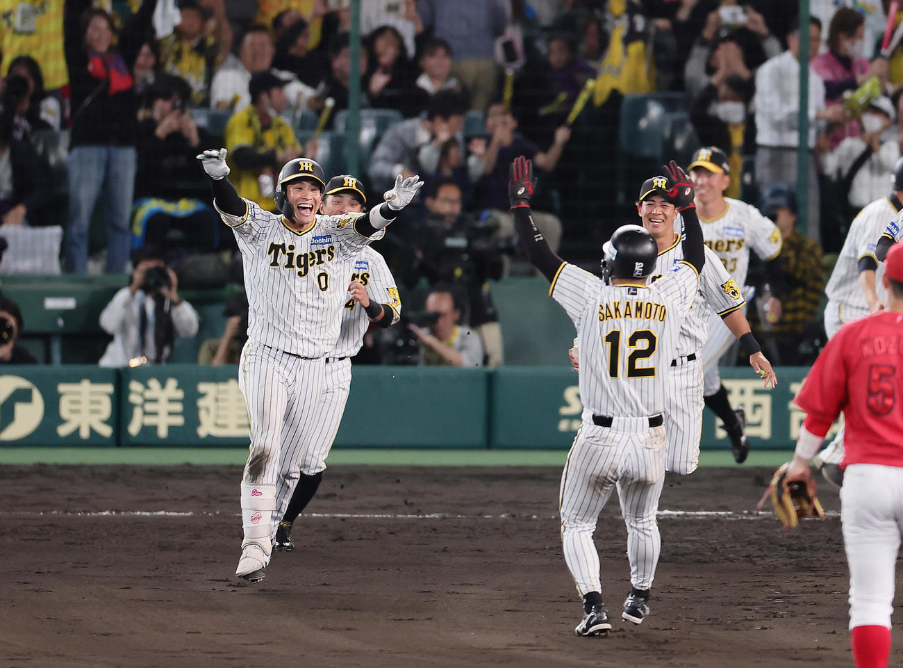 阪神対広島　9回裏阪神2死満塁、木浪（左）はサヨナラ打を放ち坂本（右）に笑顔を見せる（撮影・足立雅史）