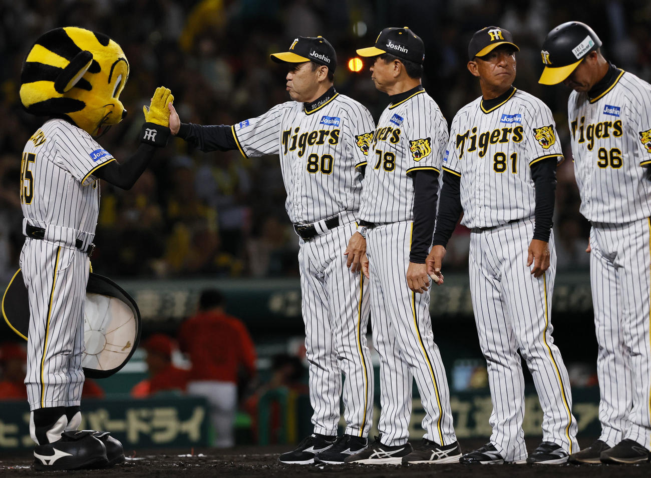 阪神対広島　広島にサヨナラ勝ちし、トラッキーとタッチを交わす阪神岡田監督（撮影・藤尾明華）