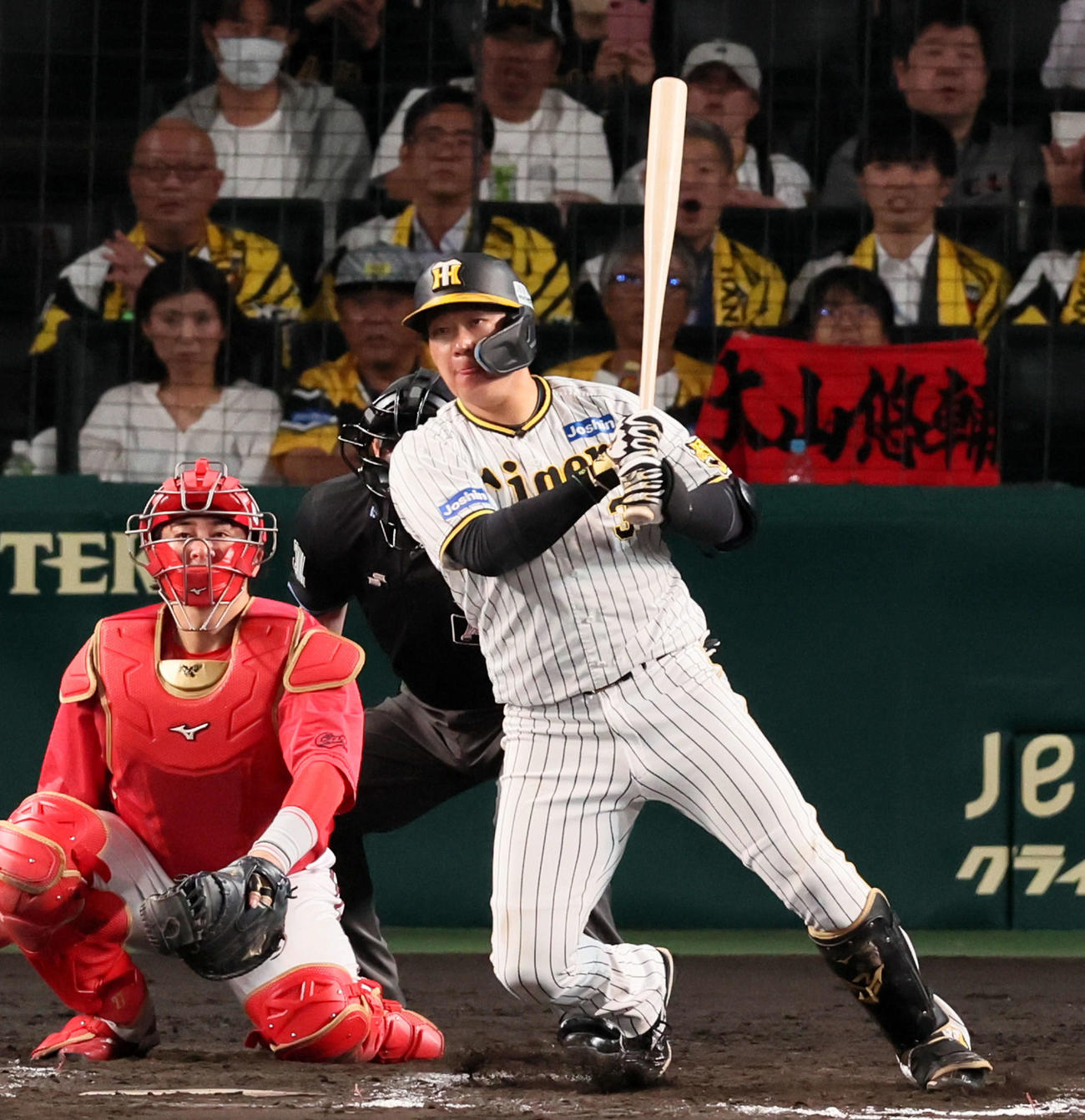 阪神対広島　9回裏阪神1死、大山は右二塁打を放つ（撮影・加藤哉）